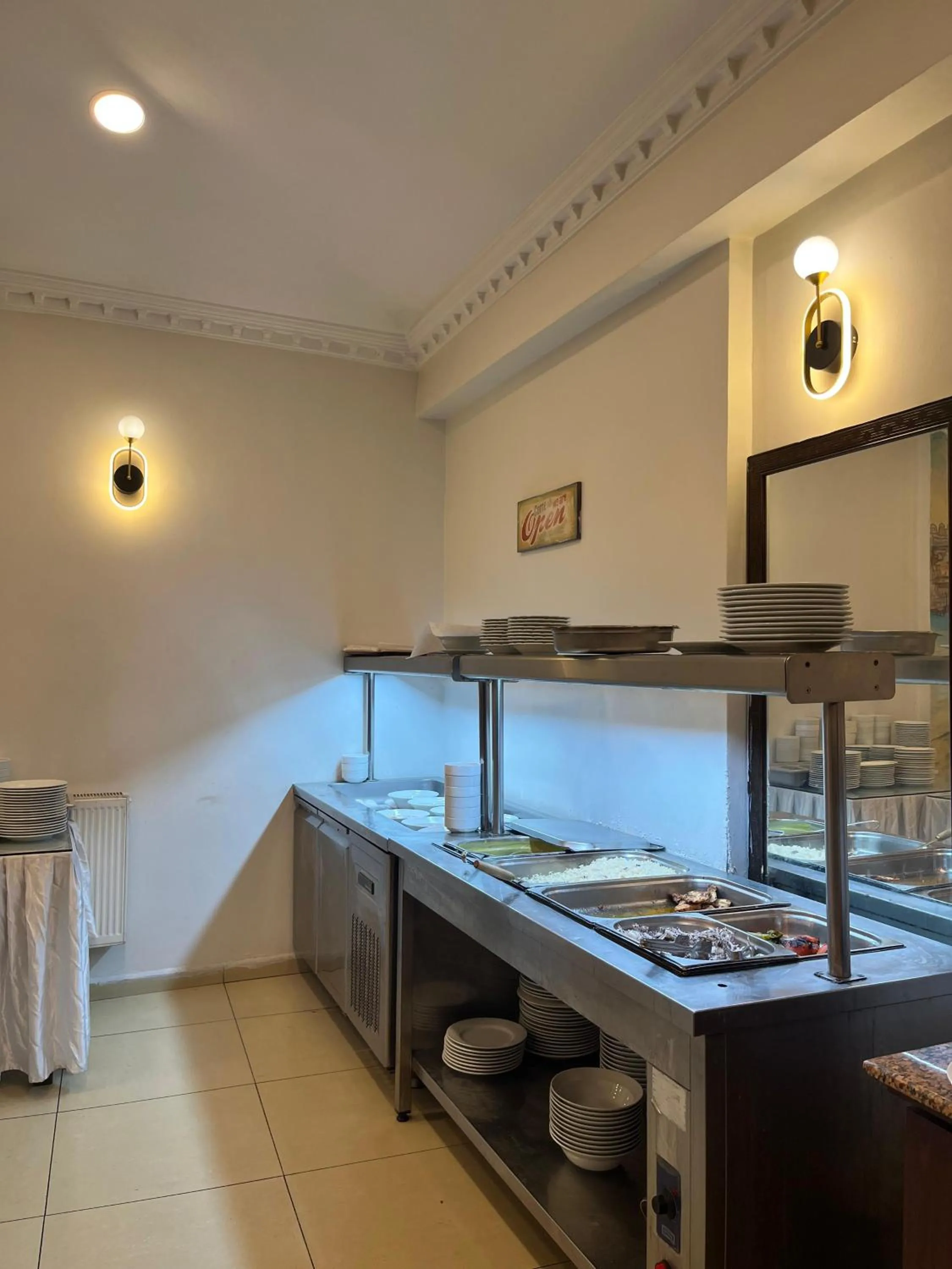 Restaurant/places to eat in Adil Konak Hotel