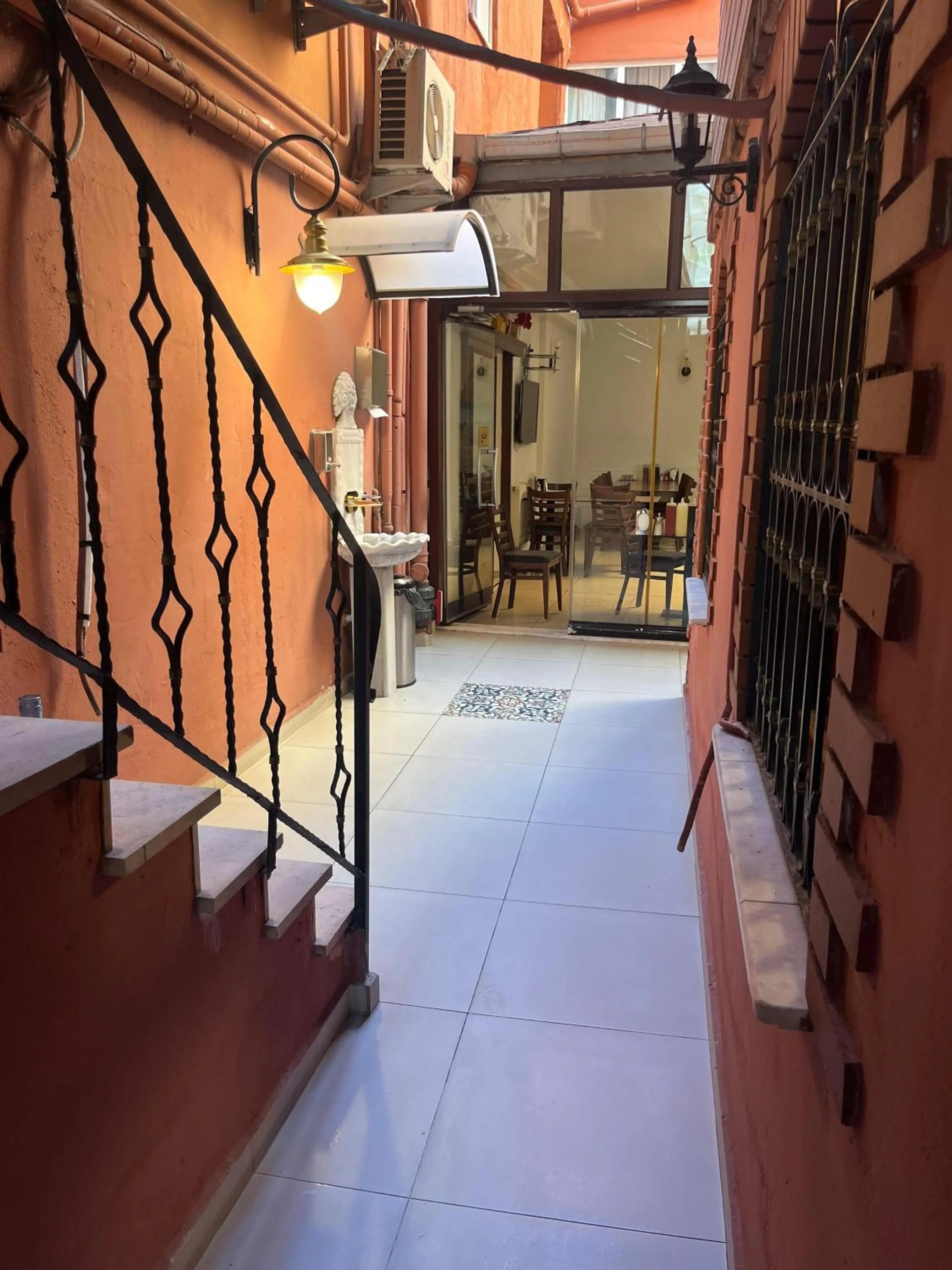Restaurant/places to eat in Adil Konak Hotel