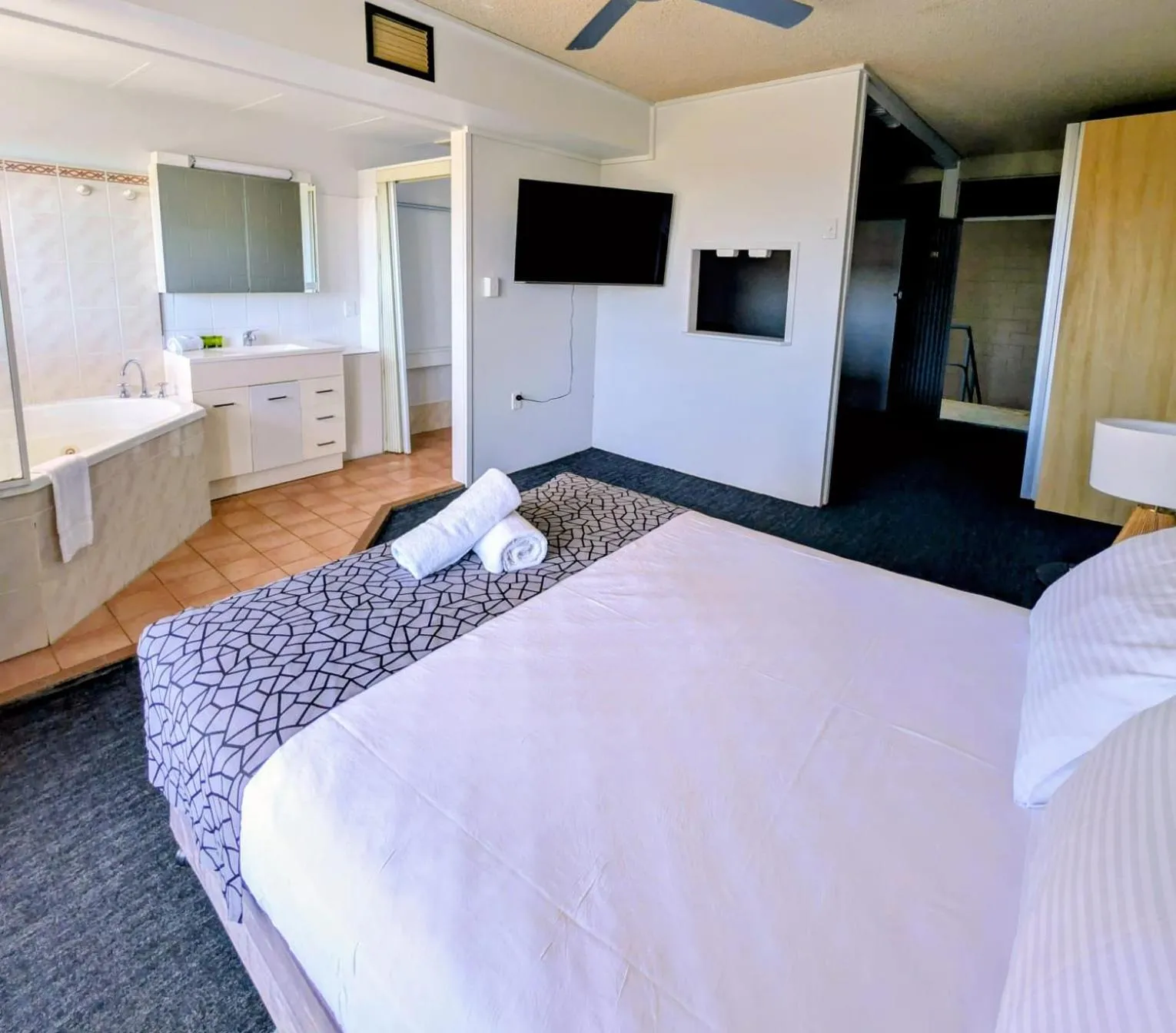 Bed in Lumina Motel Gladstone