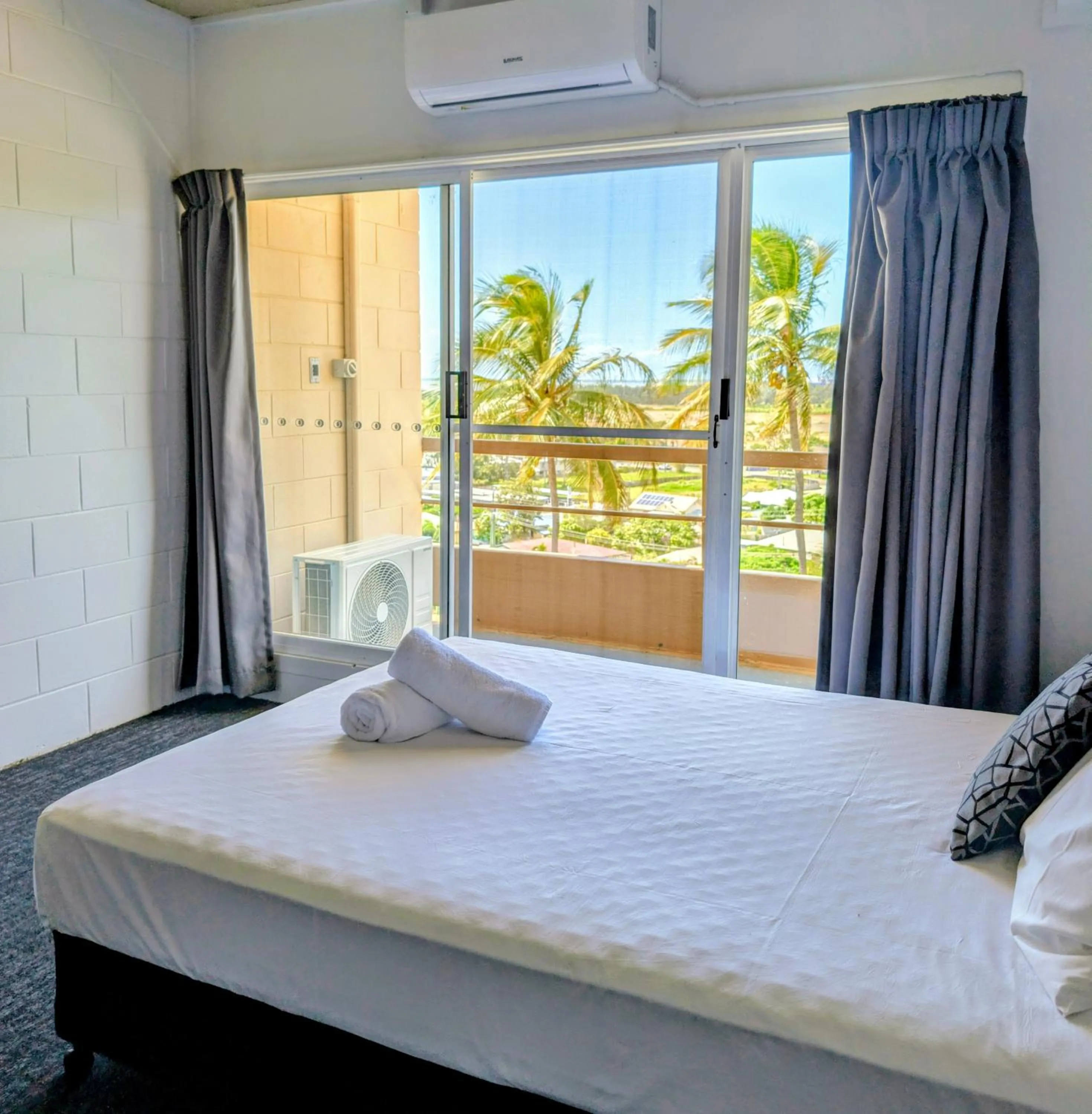 Bed in Lumina Motel Gladstone
