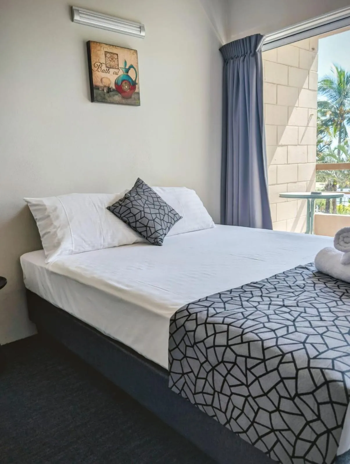 Bed in Lumina Motel Gladstone