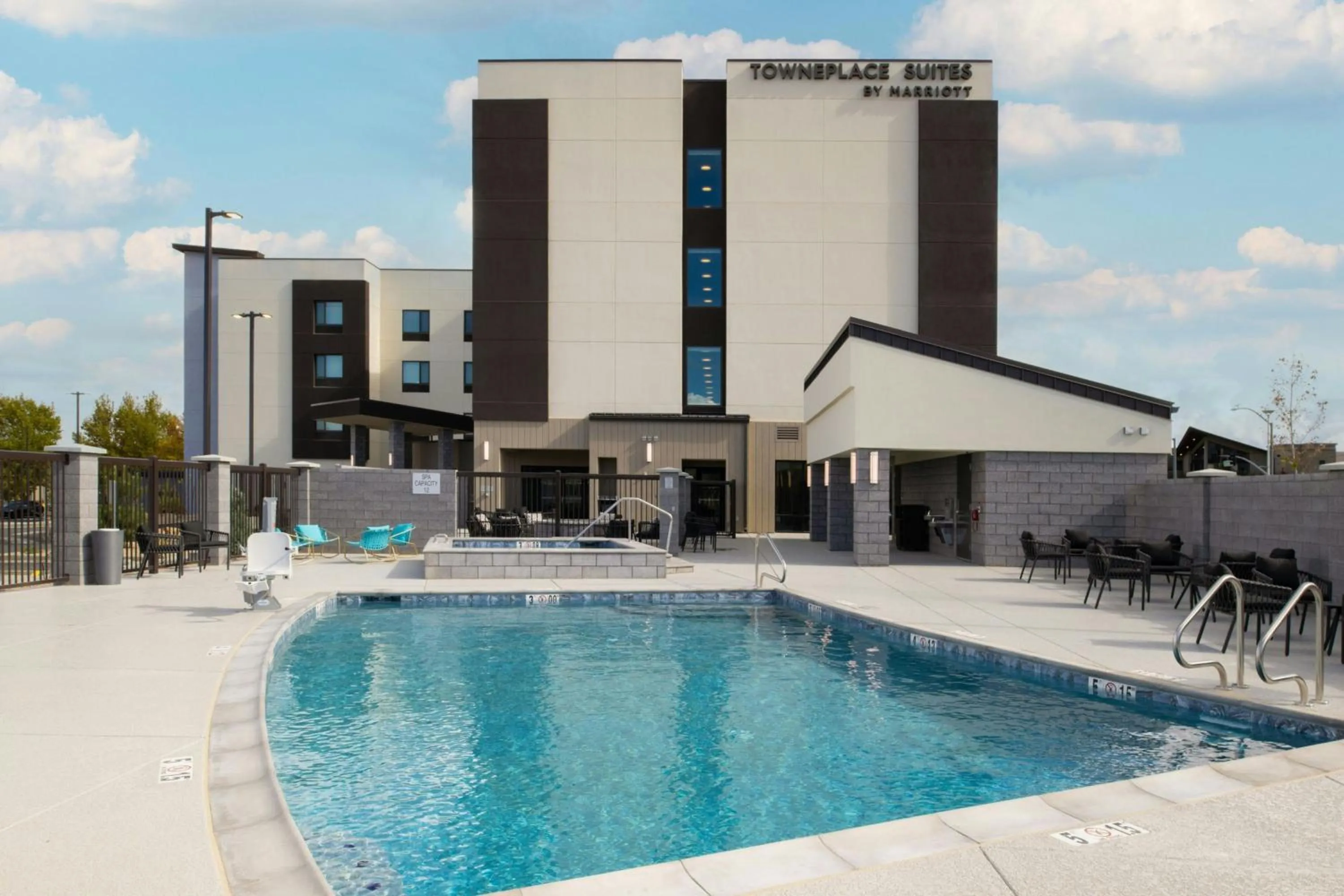 Swimming pool in TownePlace Suites by Marriott Prescott Valley