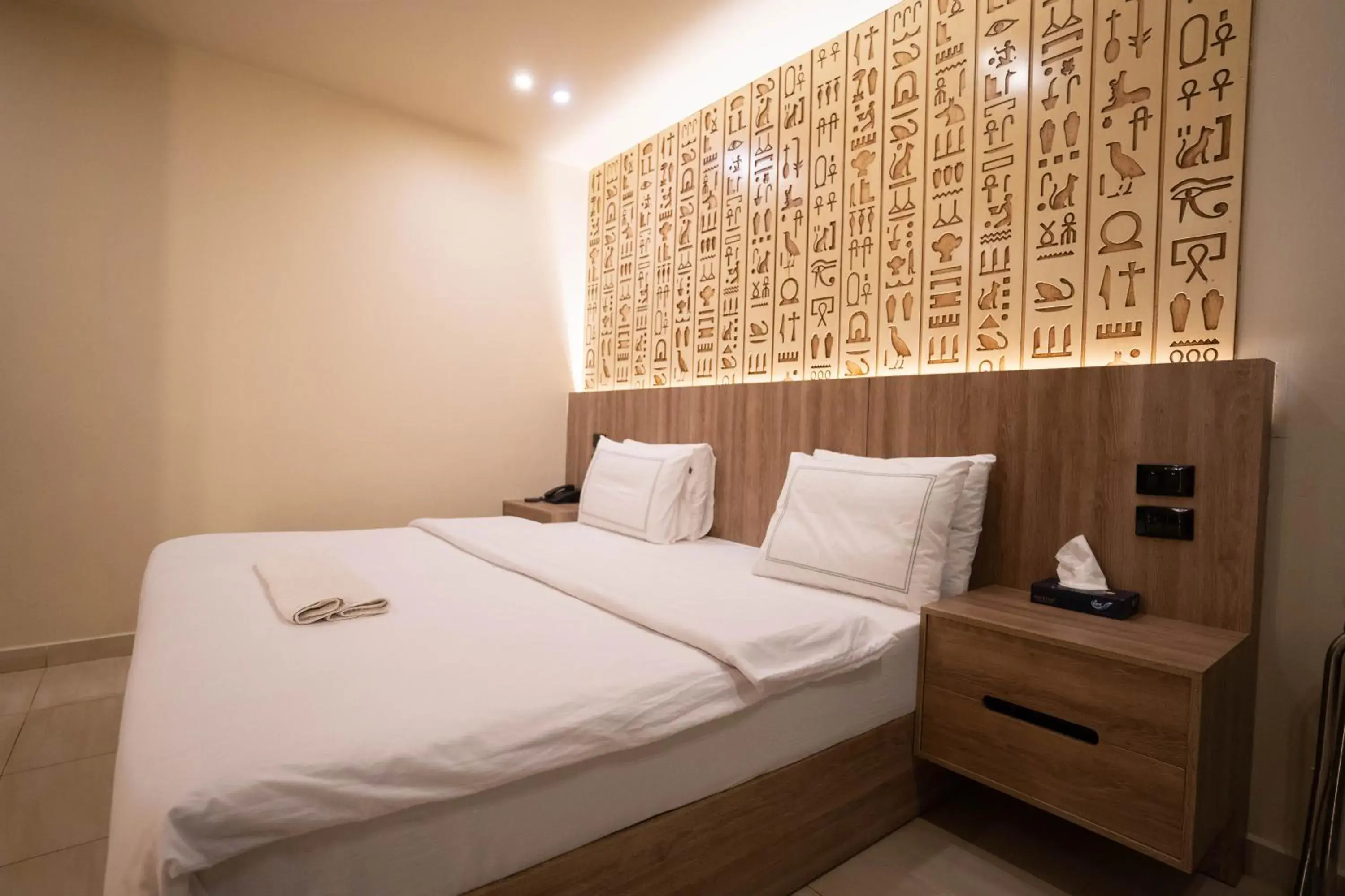 Bedroom, Bed in Great Pyramid Inn Bedroom, Bed in Great Pyramid Inn