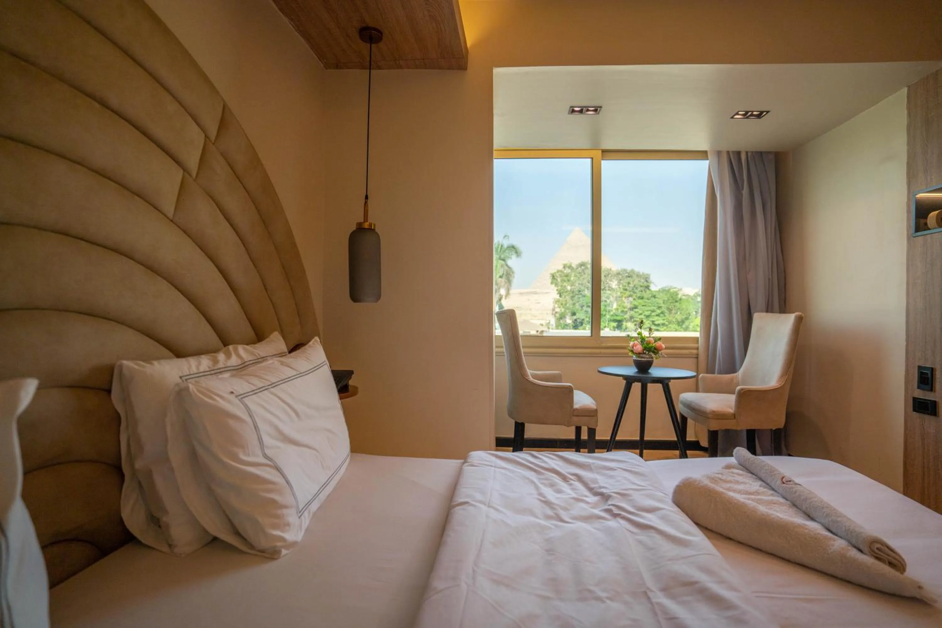 Bedroom, Bed in Great Pyramid Inn