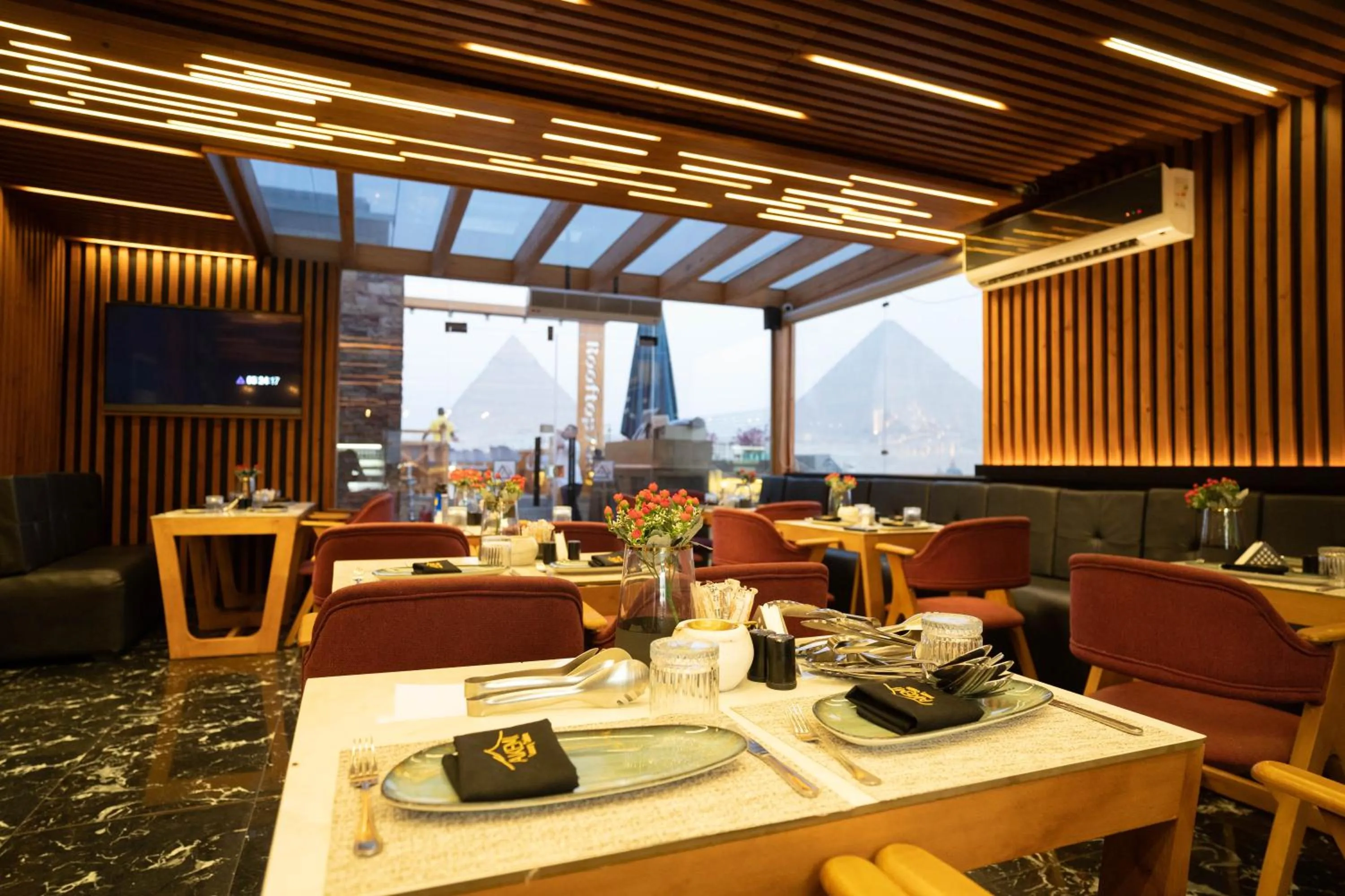 Restaurant/places to eat in Great Pyramid Inn