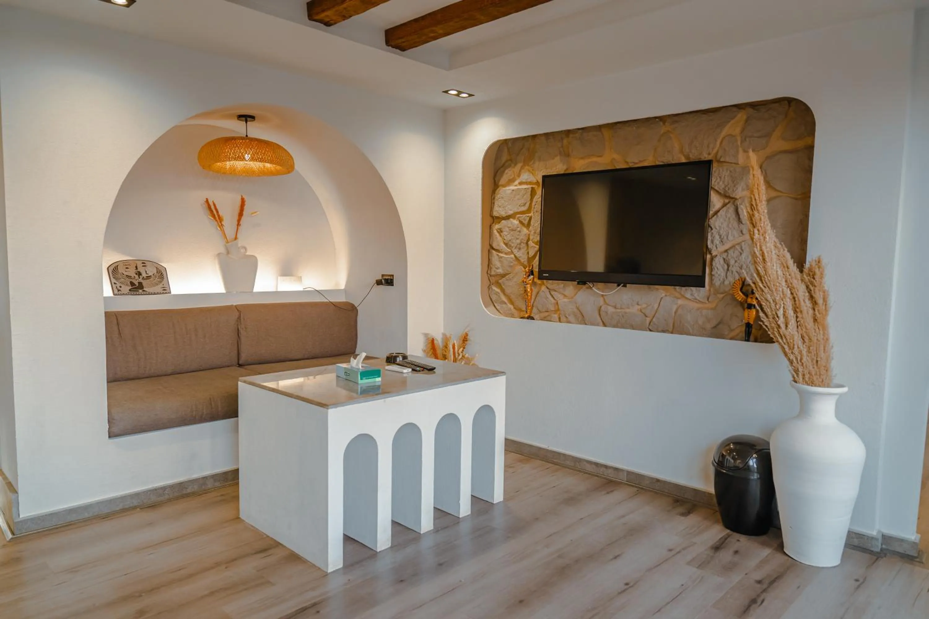 Communal lounge/ TV room, Bed in Great Pyramid Inn