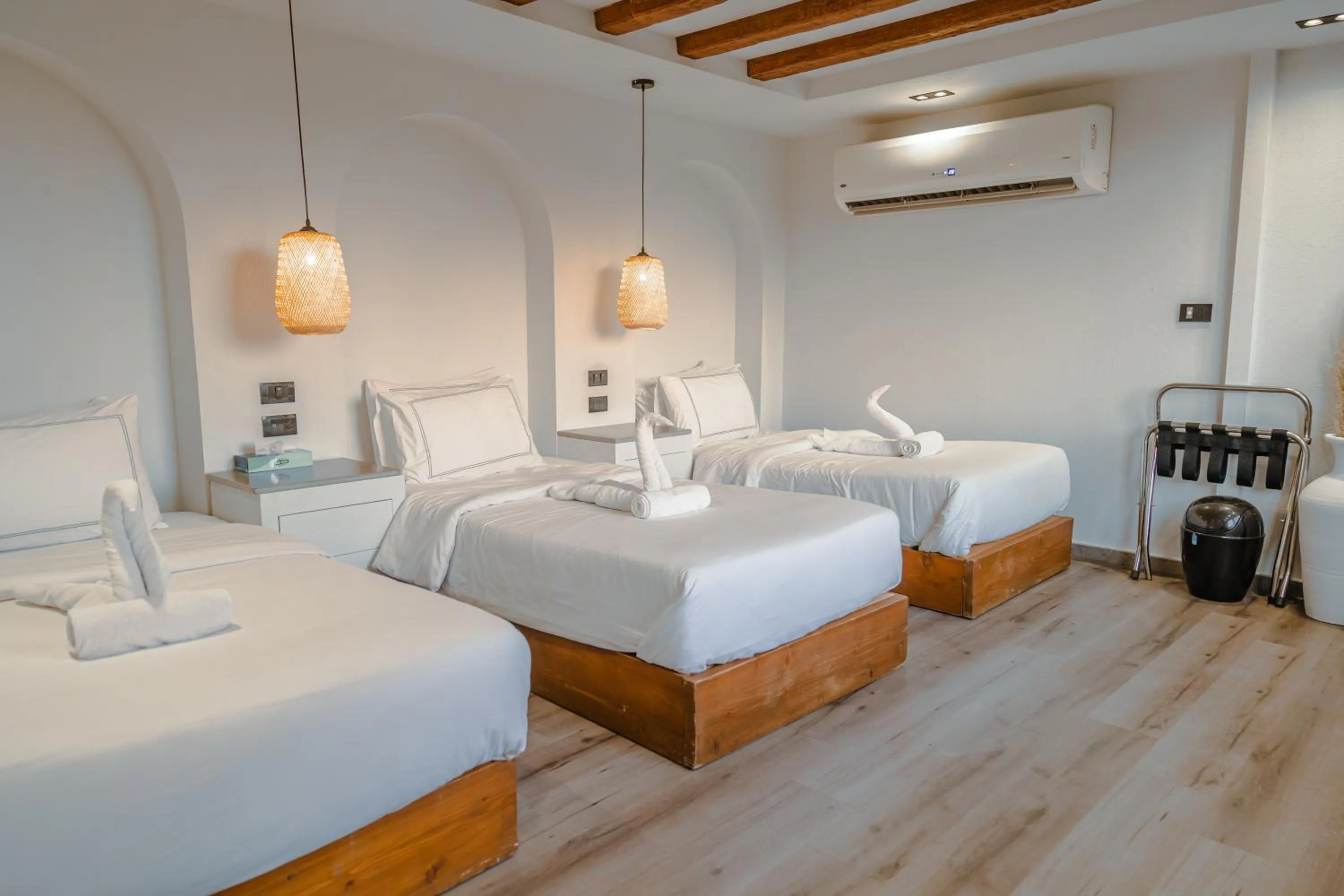 Bedroom, Bed in Great Pyramid Inn