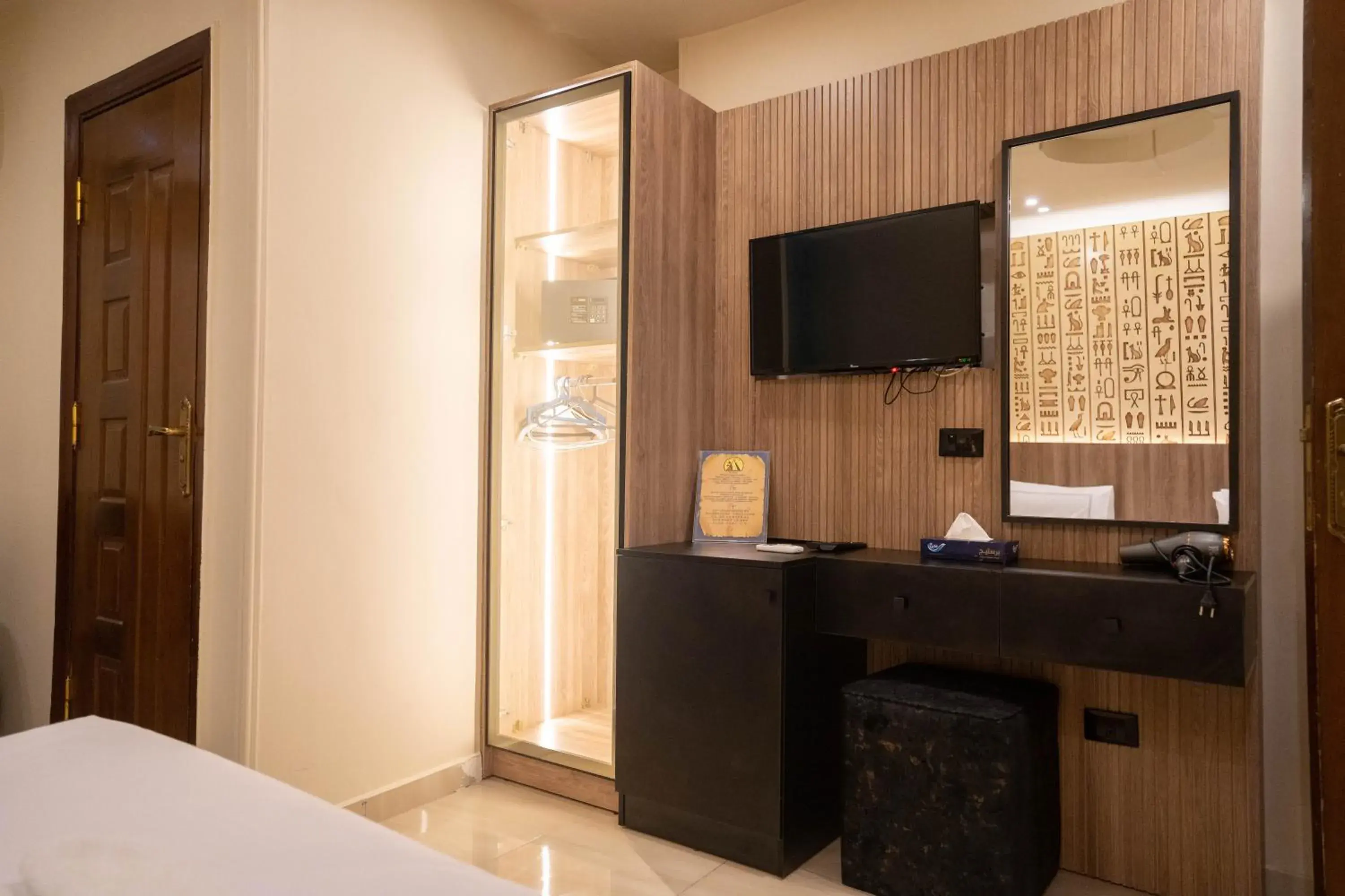 TV and multimedia, Bed in Great Pyramid Inn TV and multimedia, Bed in Great Pyramid Inn