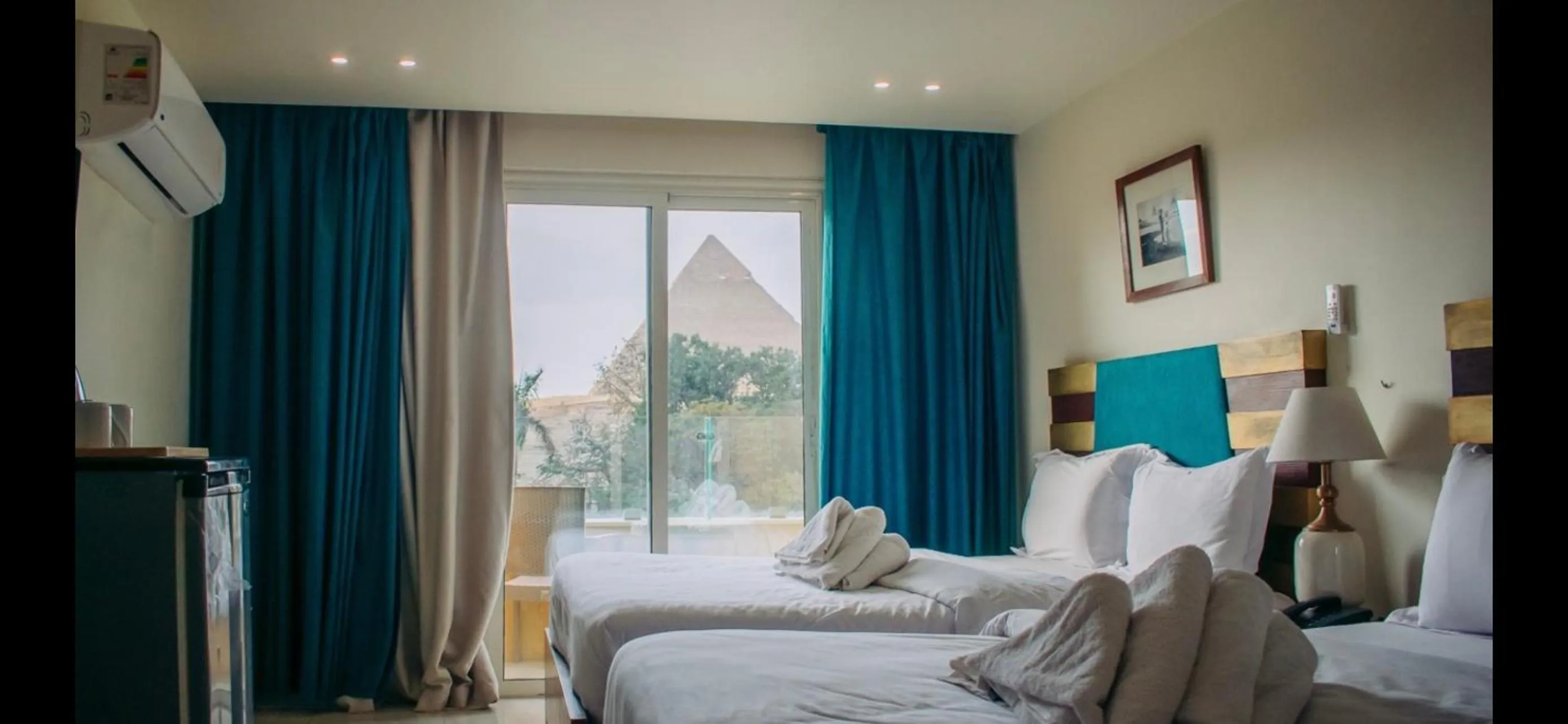 Bedroom, Bed in Great Pyramid Inn