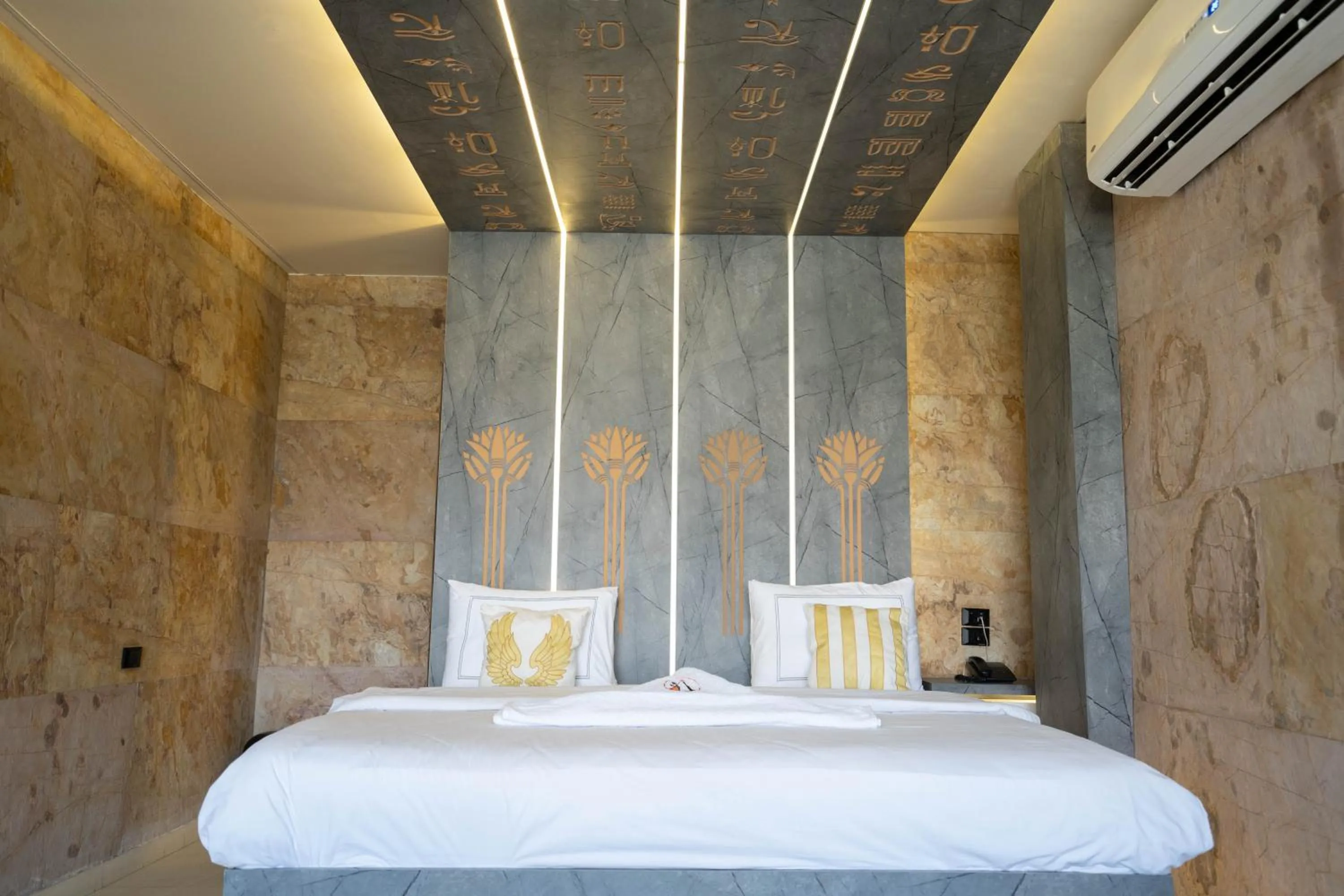 Bedroom, Bed in Great Pyramid Inn