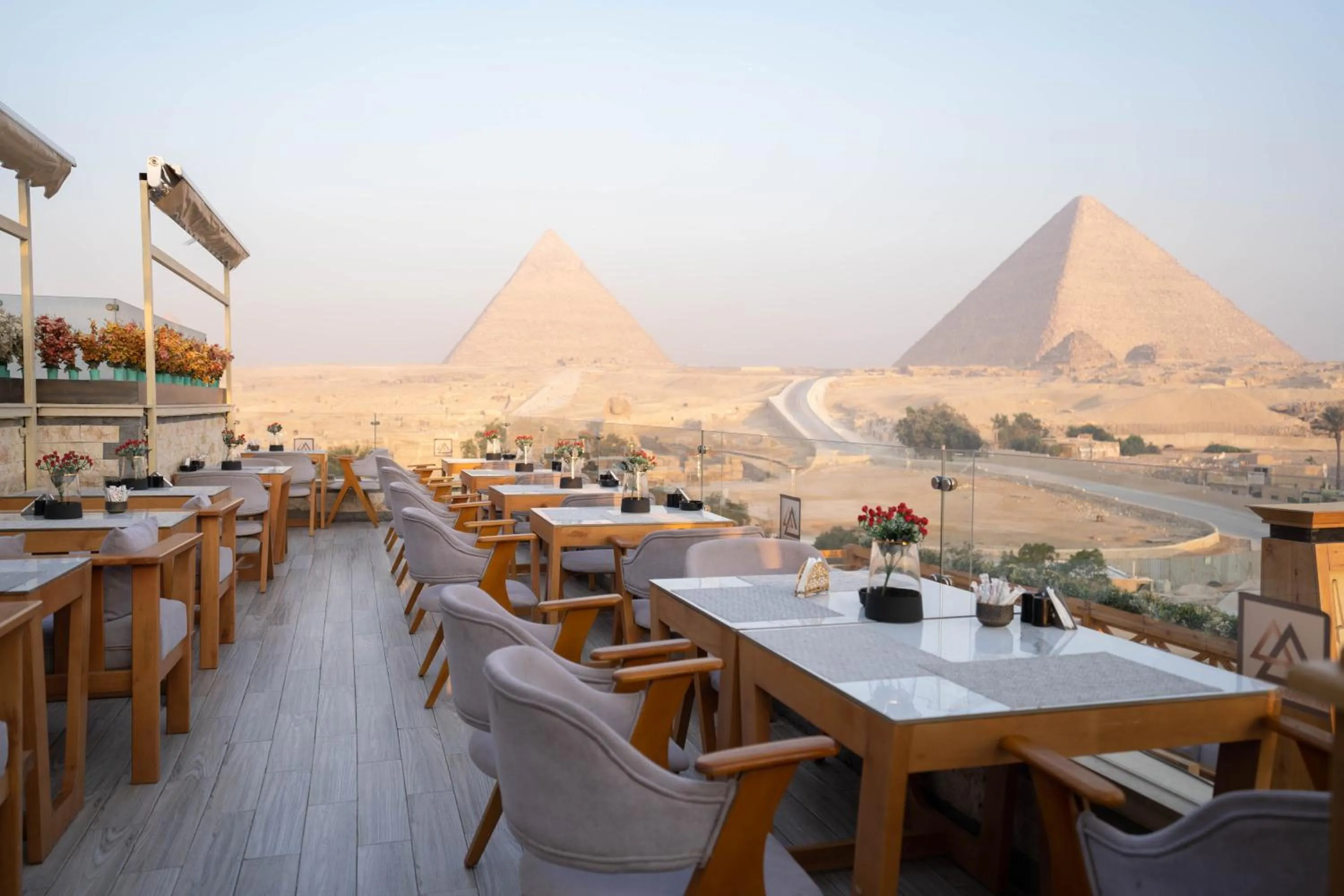 Restaurant/places to eat in Great Pyramid Inn