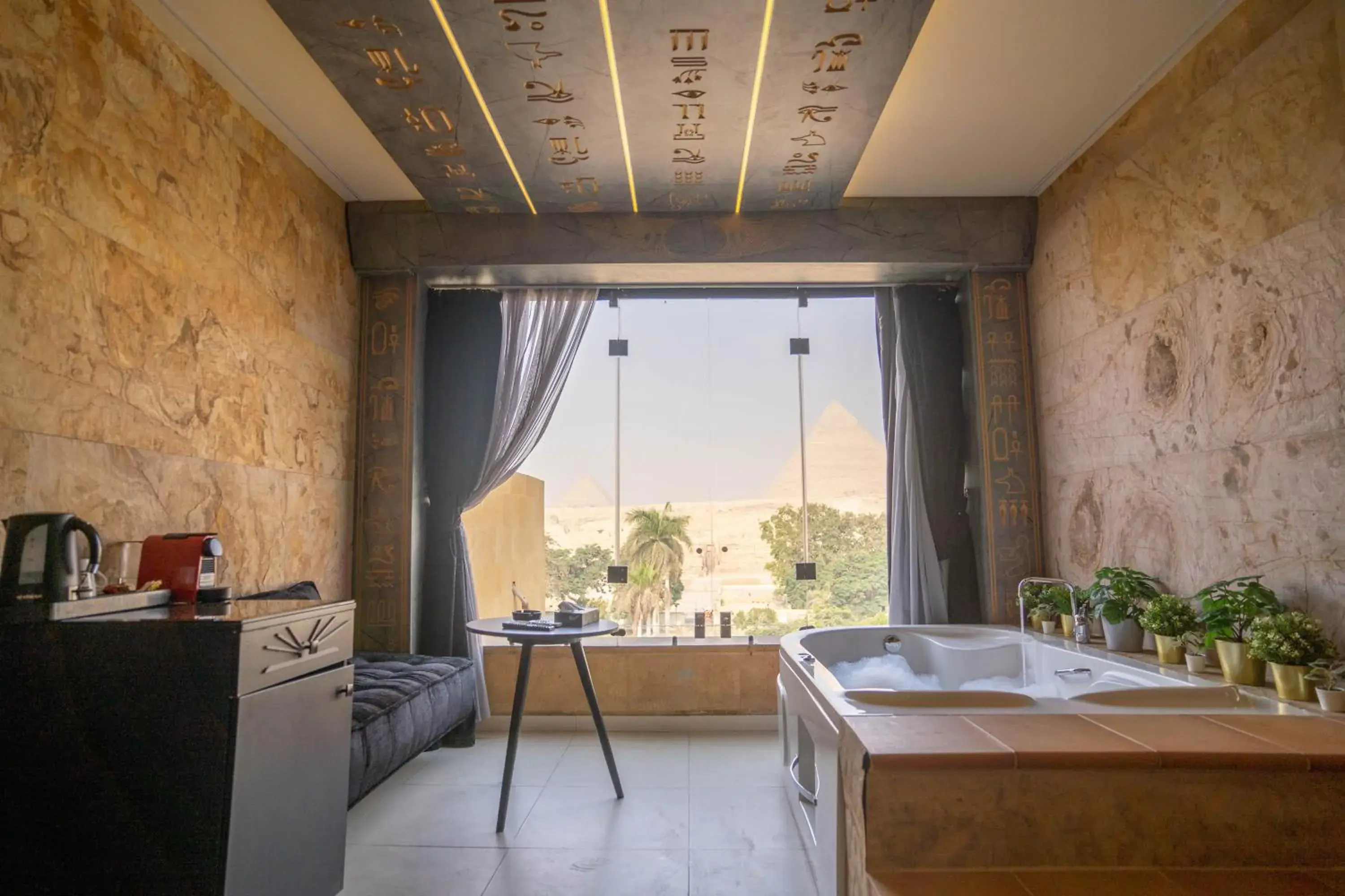 Property building in Great Pyramid Inn Property building in Great Pyramid Inn