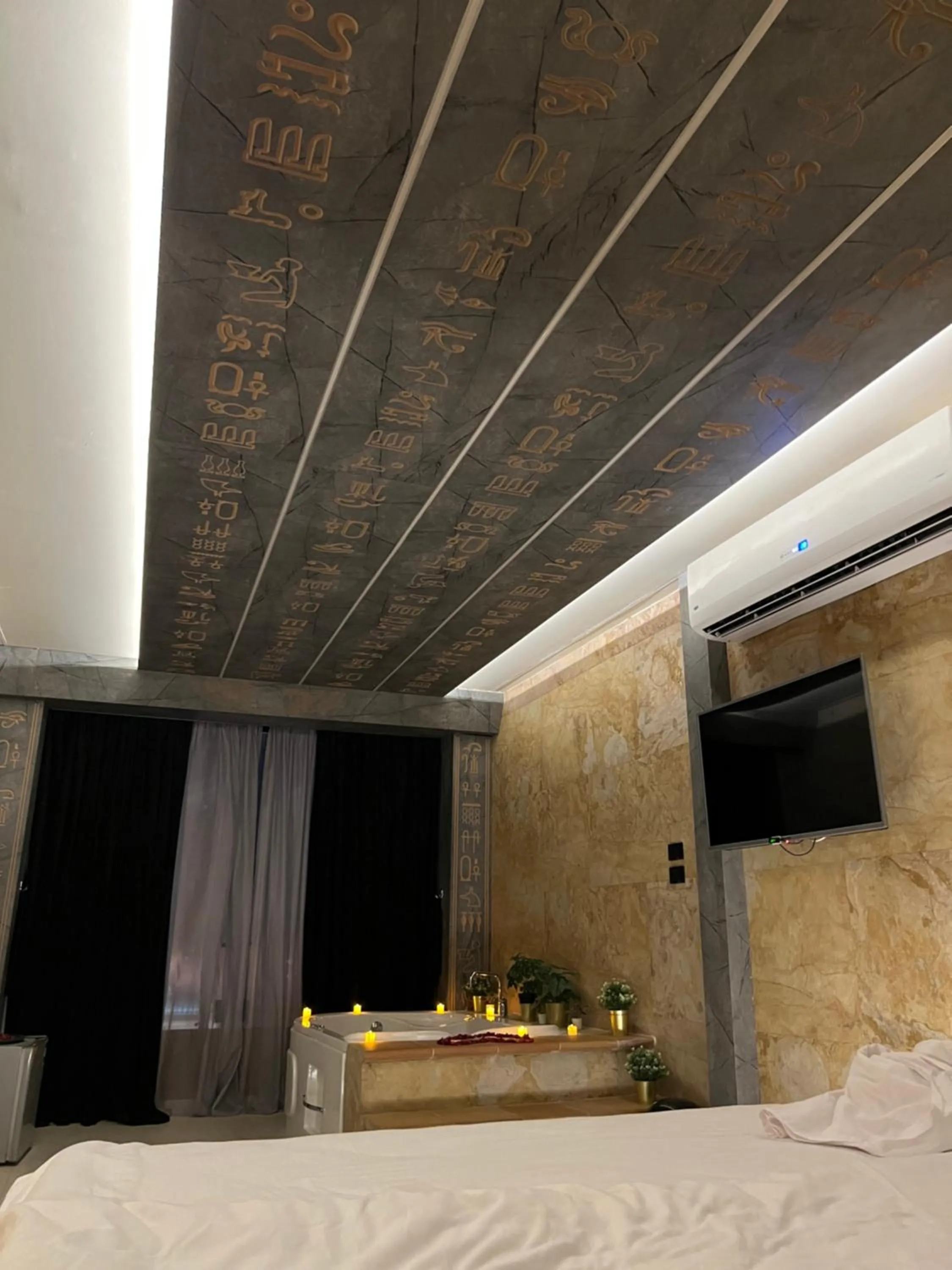 Photo of the whole room, Bed in Great Pyramid Inn