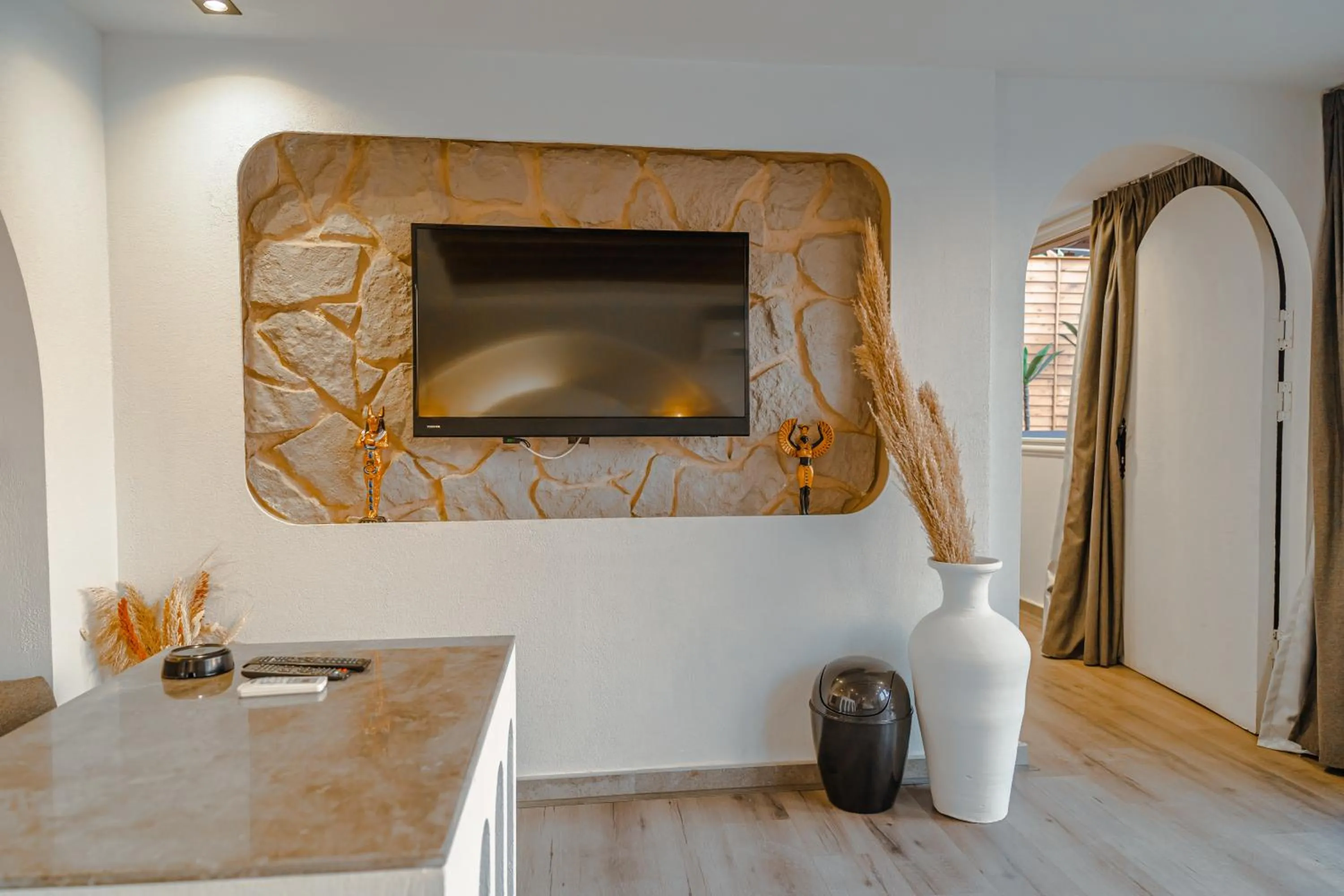 Communal lounge/ TV room in Great Pyramid Inn