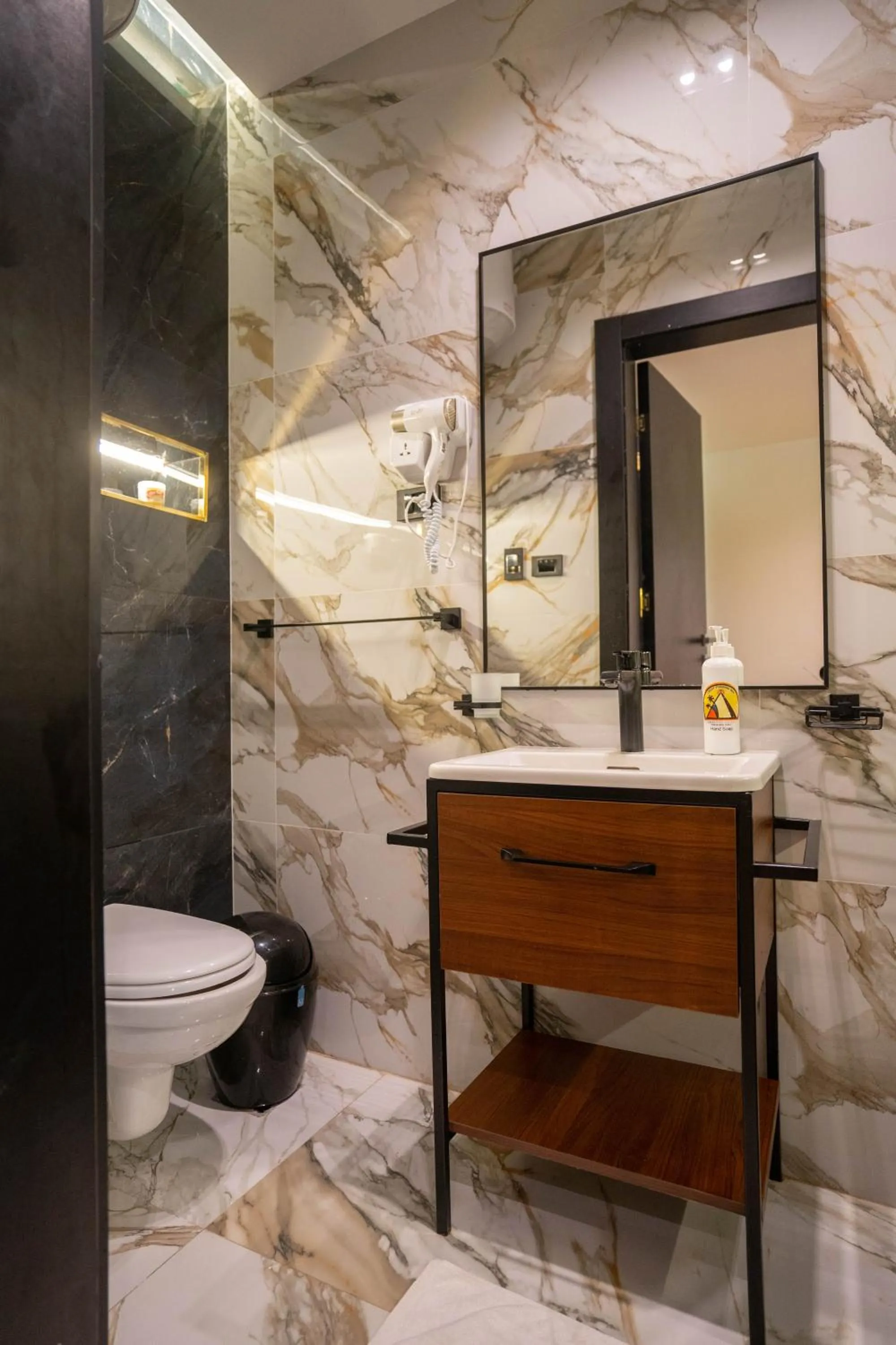 Toilet in Great Pyramid Inn