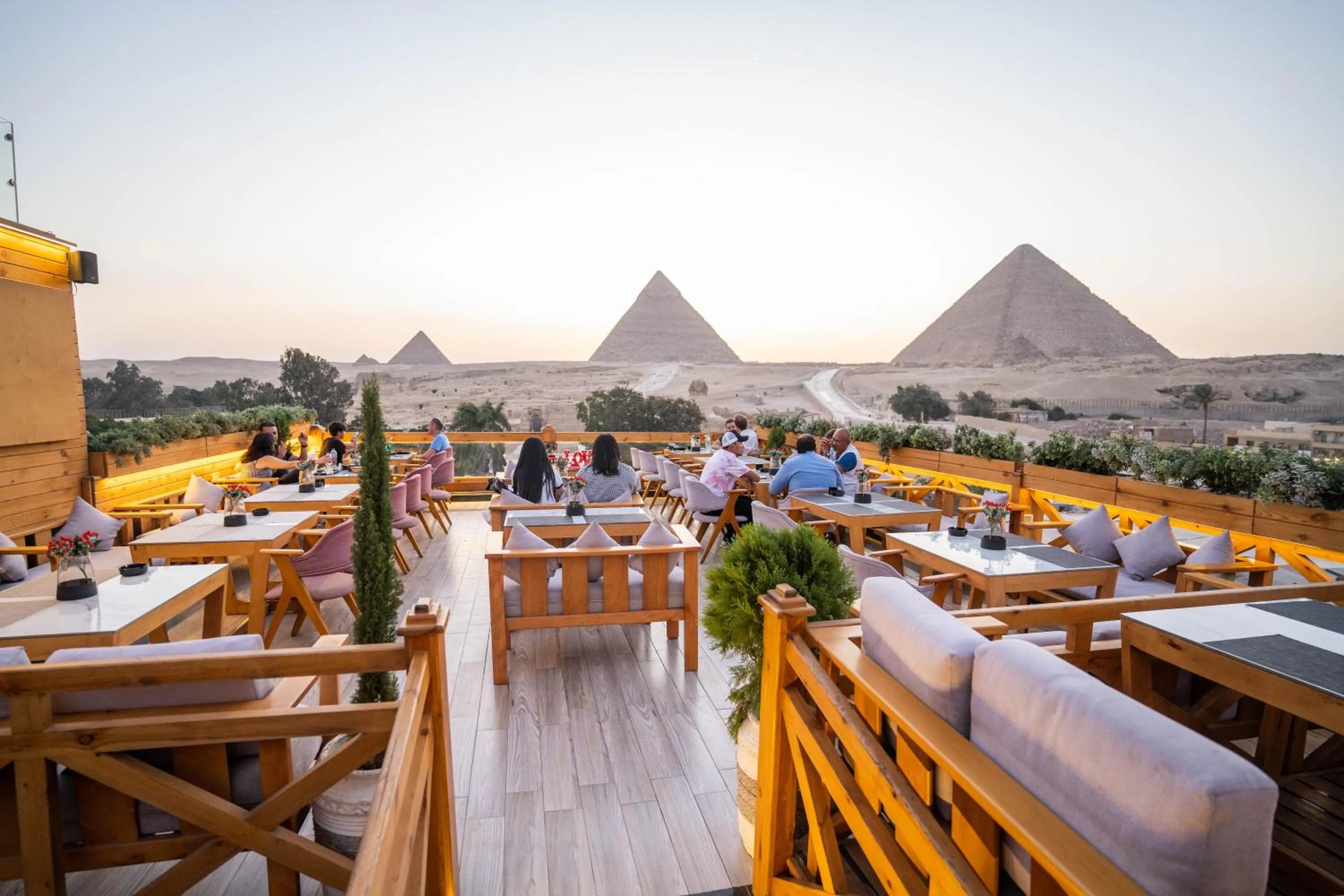 Restaurant/places to eat in Great Pyramid Inn