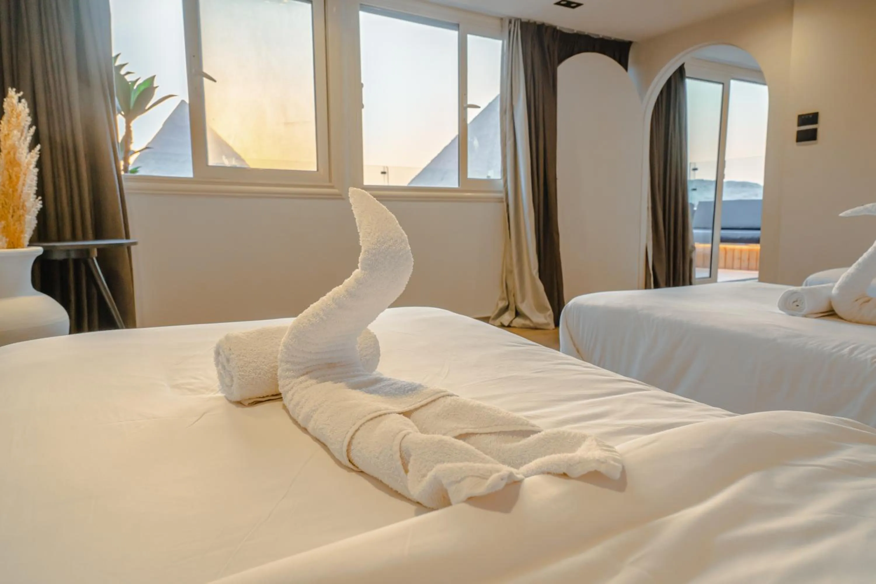 Bedroom, Bed in Great Pyramid Inn