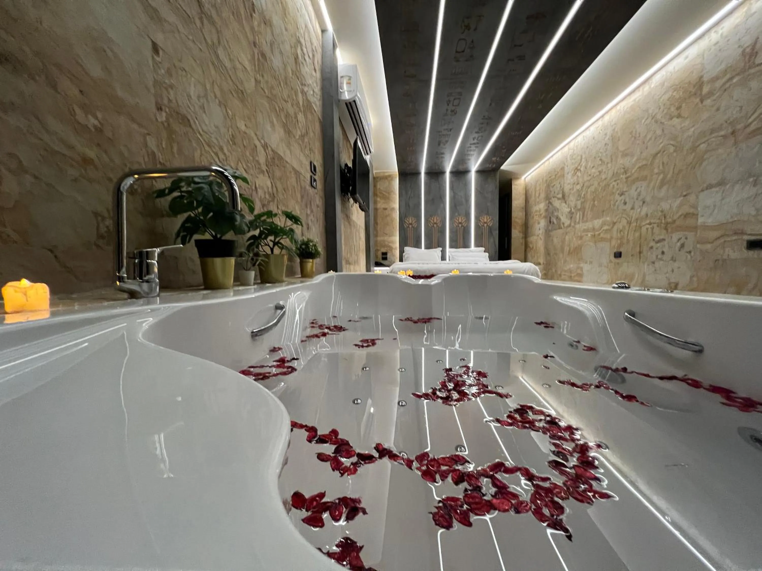 Hot Tub in Great Pyramid Inn