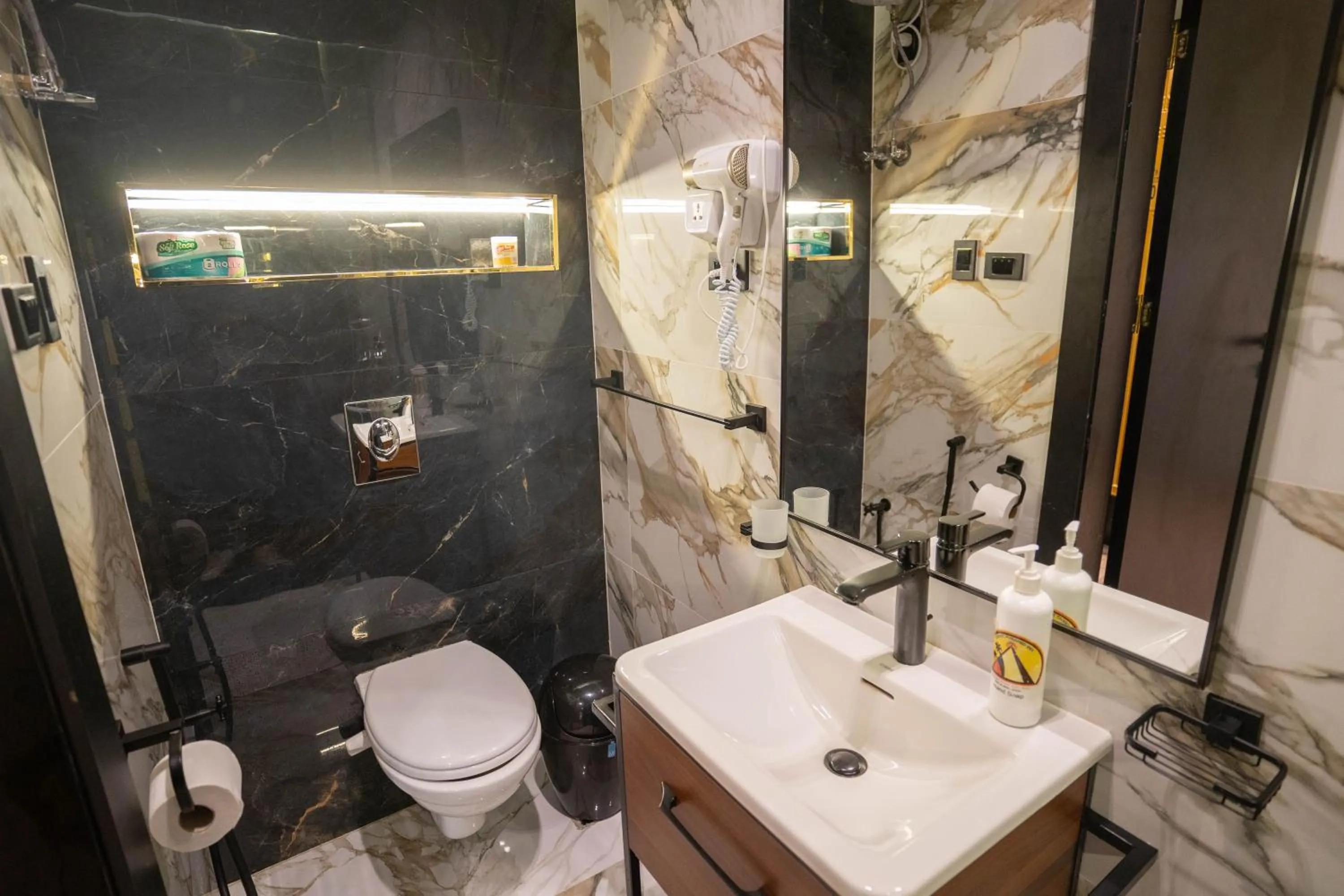 Bathroom in Great Pyramid Inn