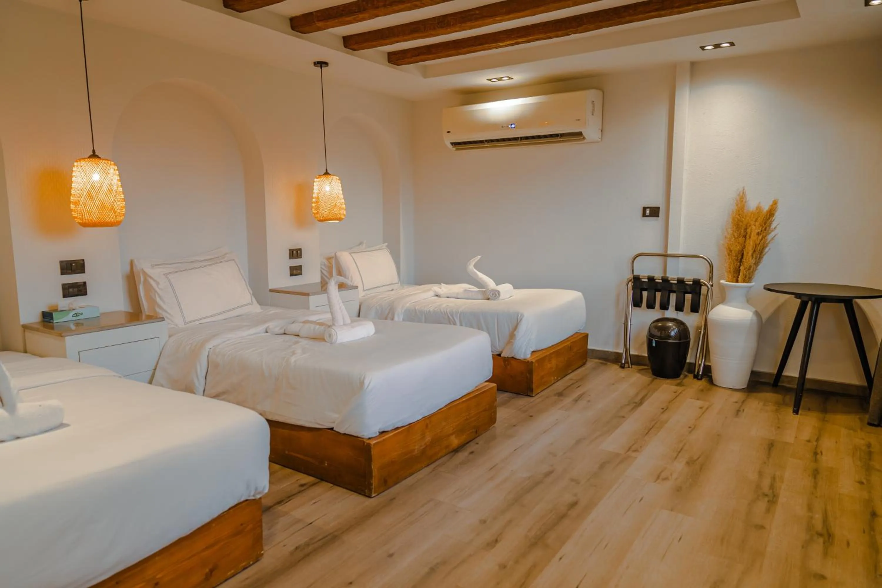 Bedroom, Bed in Great Pyramid Inn