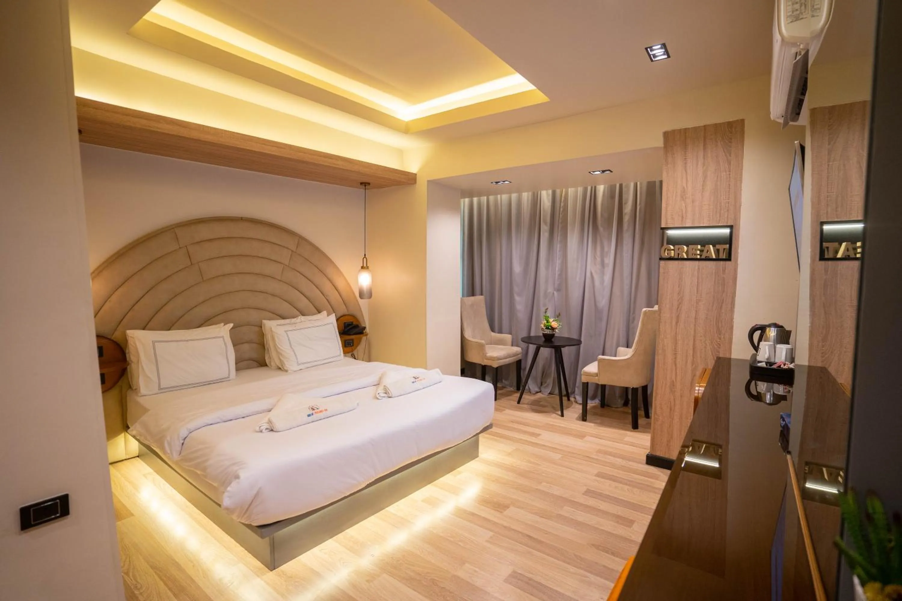 Bedroom, Bed in Great Pyramid Inn