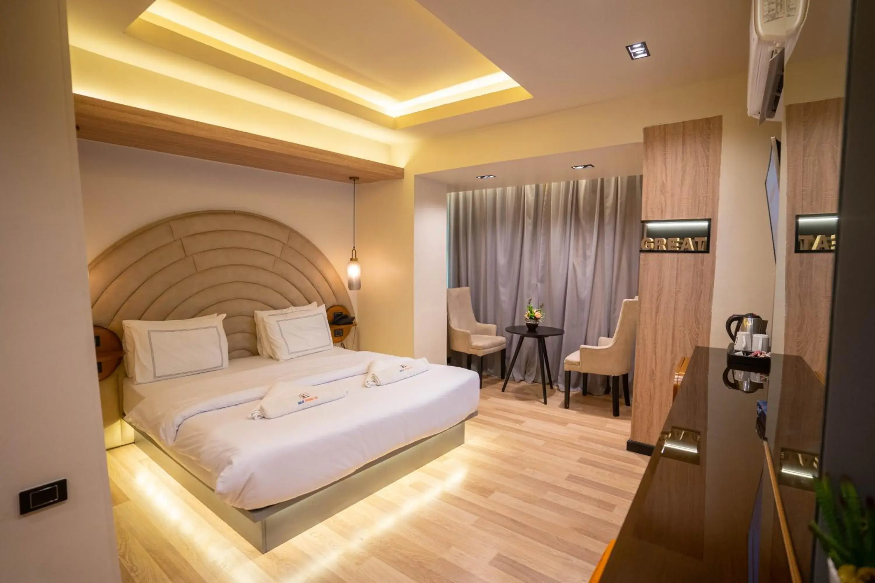 Bedroom, Bed in Great Pyramid Inn Bedroom, Bed in Great Pyramid Inn