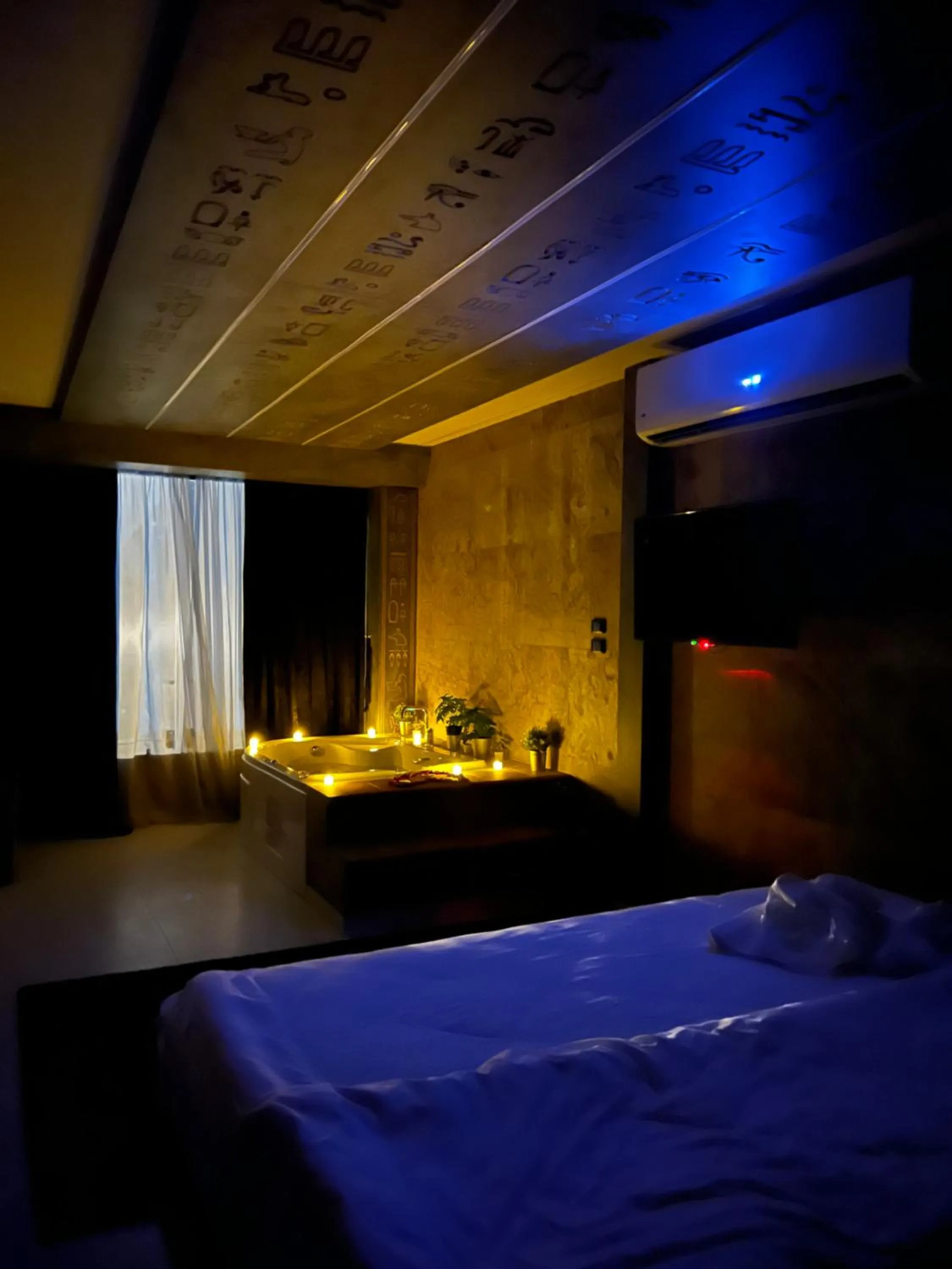 Photo of the whole room, Bed in Great Pyramid Inn