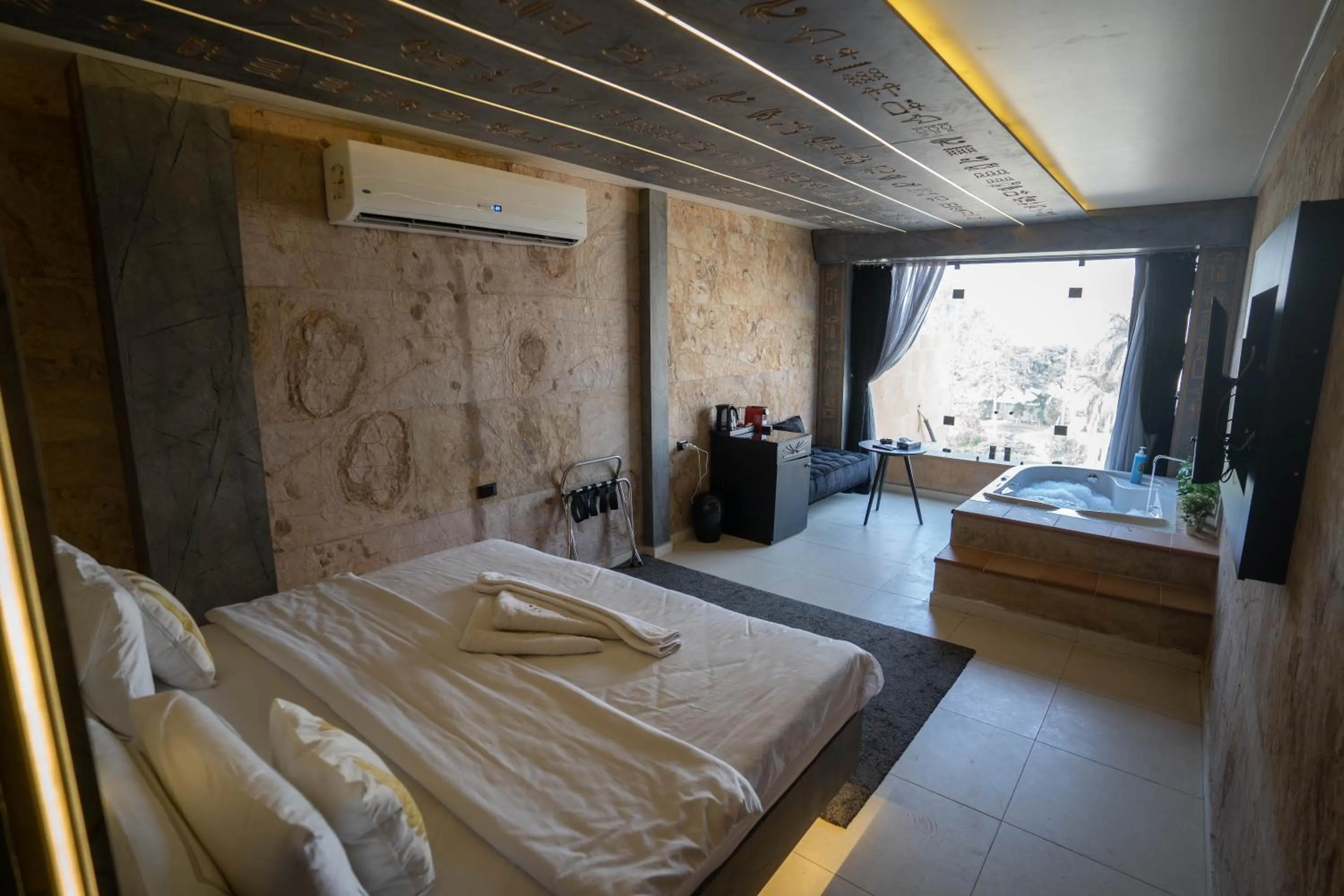 Photo of the whole room, Bed in Great Pyramid Inn