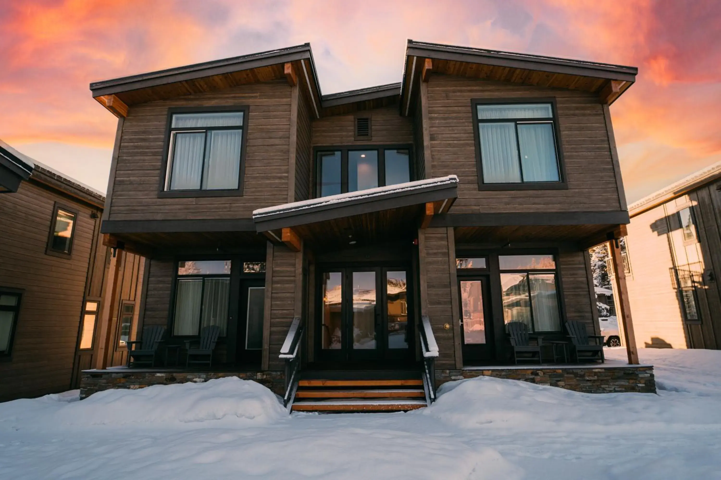 Property building in Outbound Mammoth Property building in Outbound Mammoth
