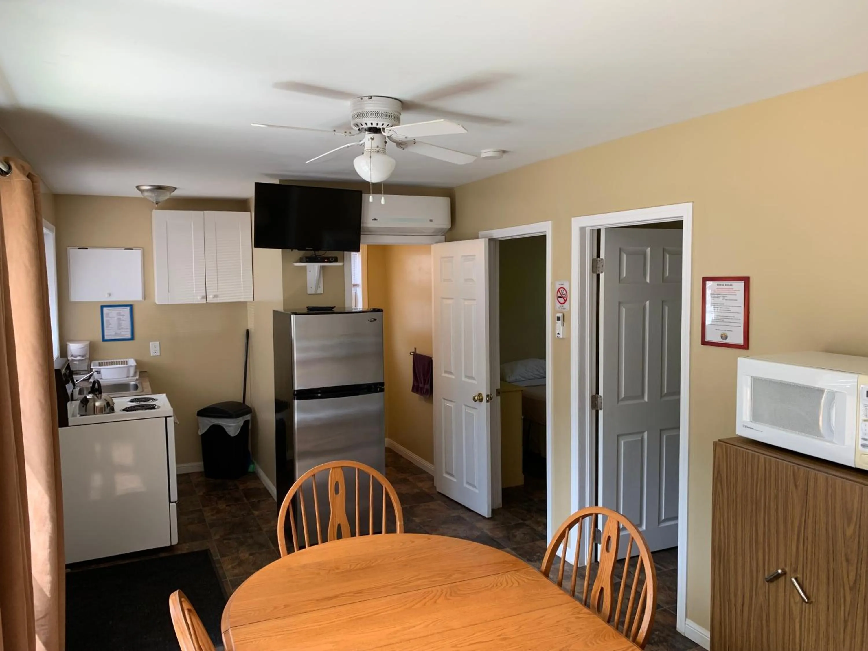 Kitchen or kitchenette in Wu Wu's Cabins