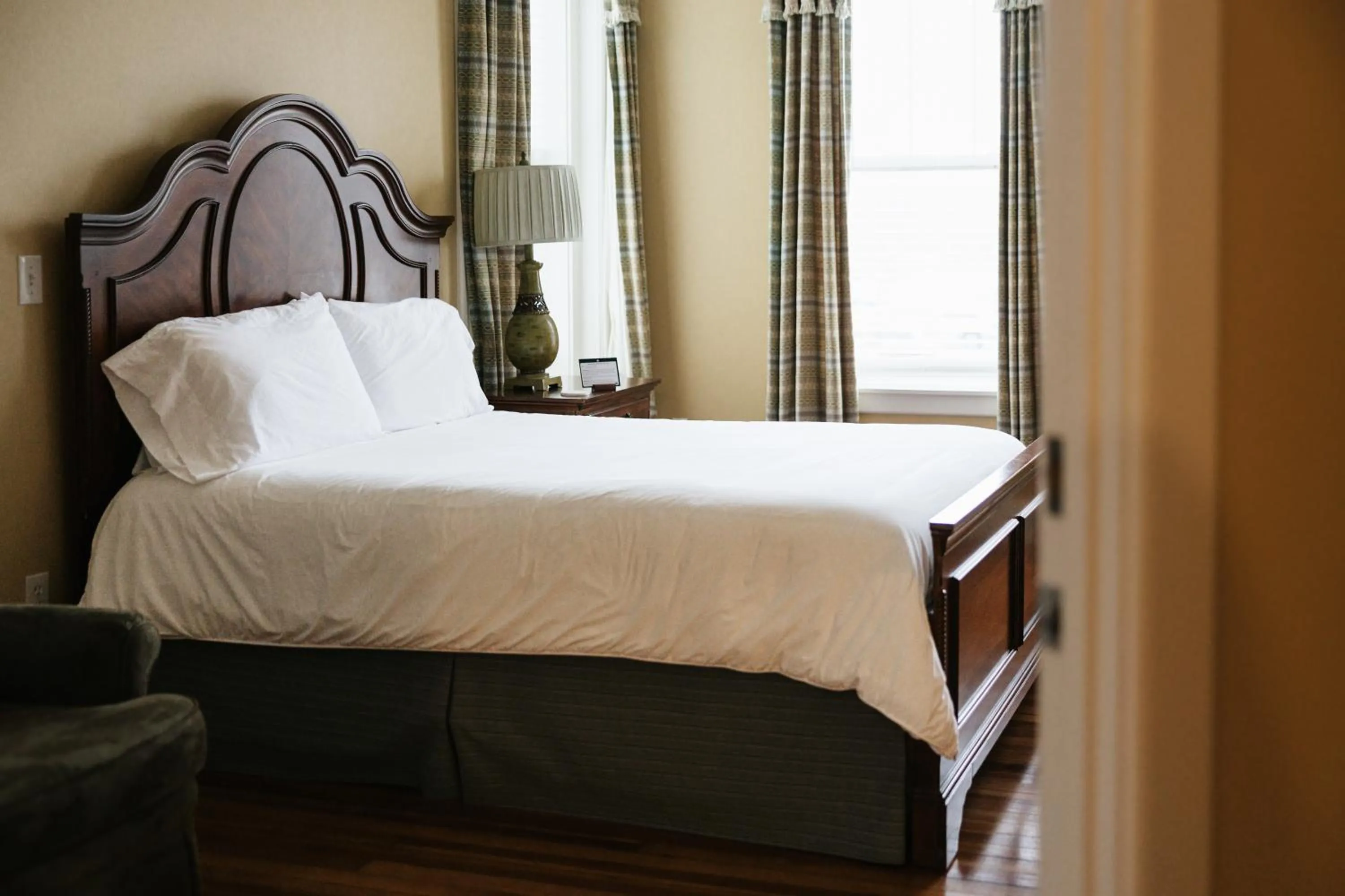 Bed in The Grand Lux Inn