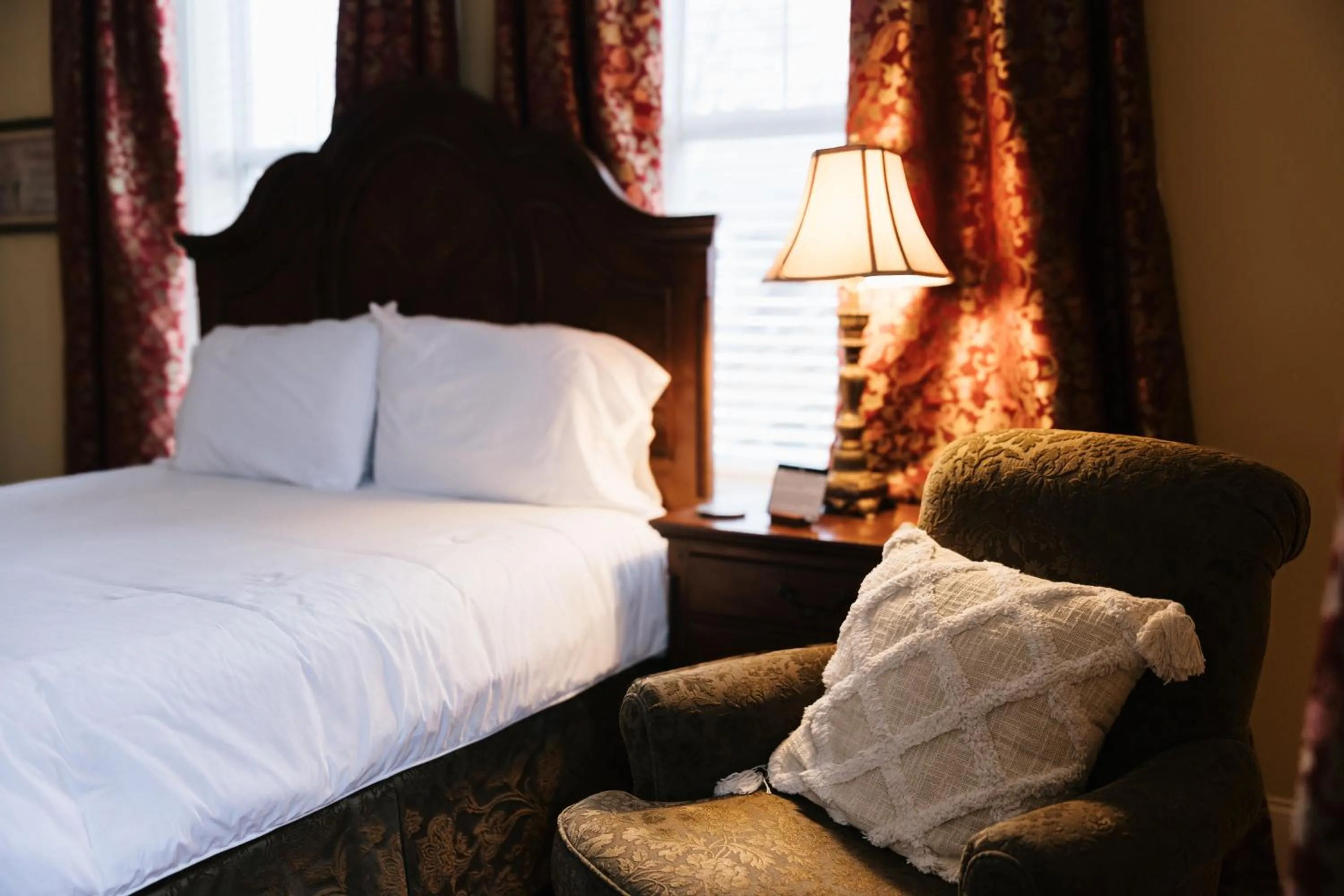Bed in The Grand Lux Inn