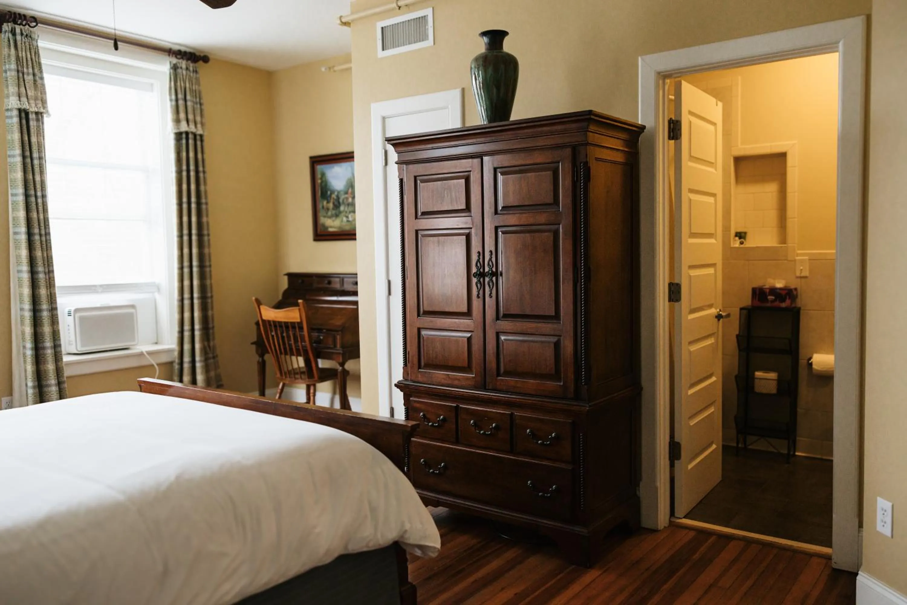Bed in The Grand Lux Inn