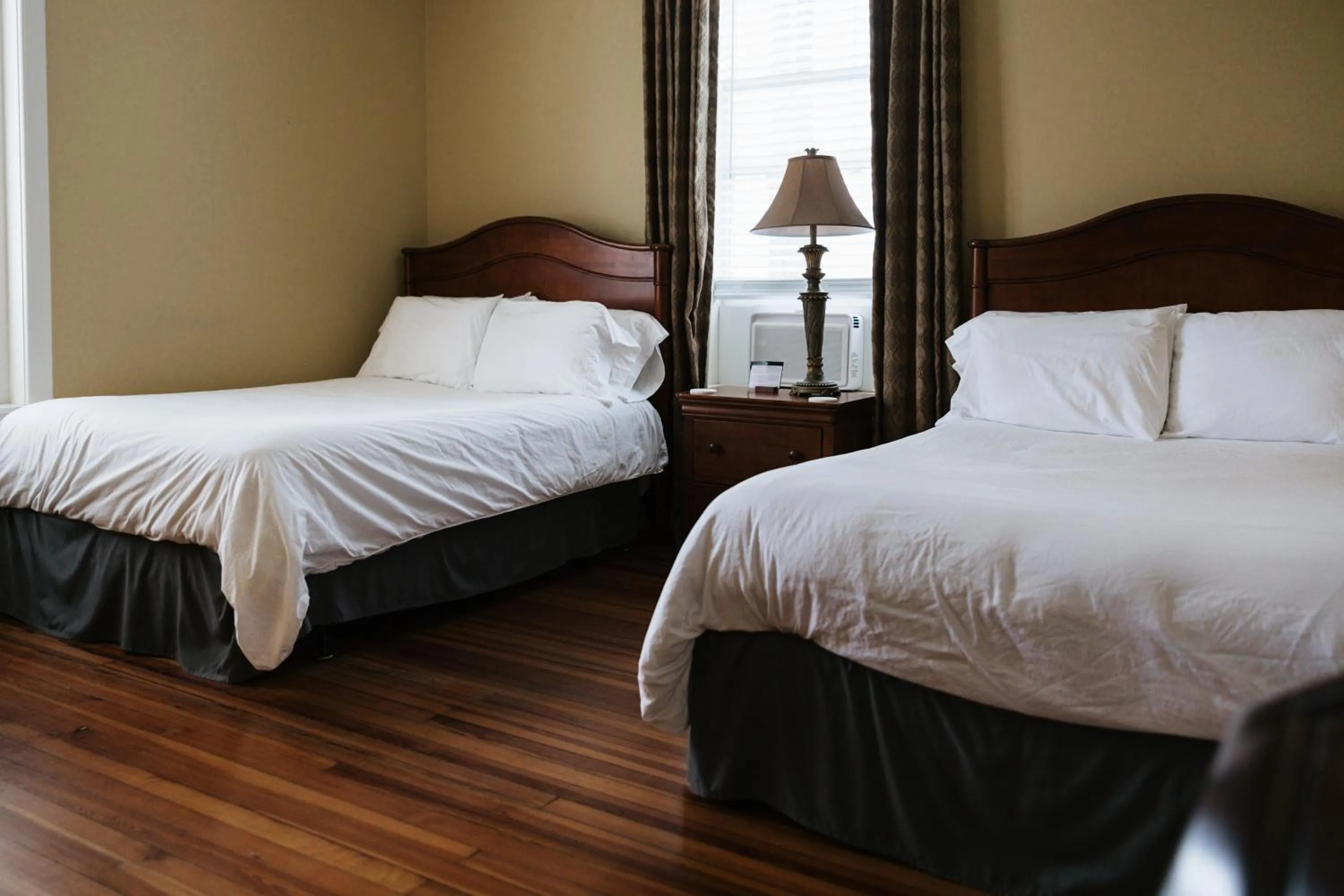 Bed in The Grand Lux Inn