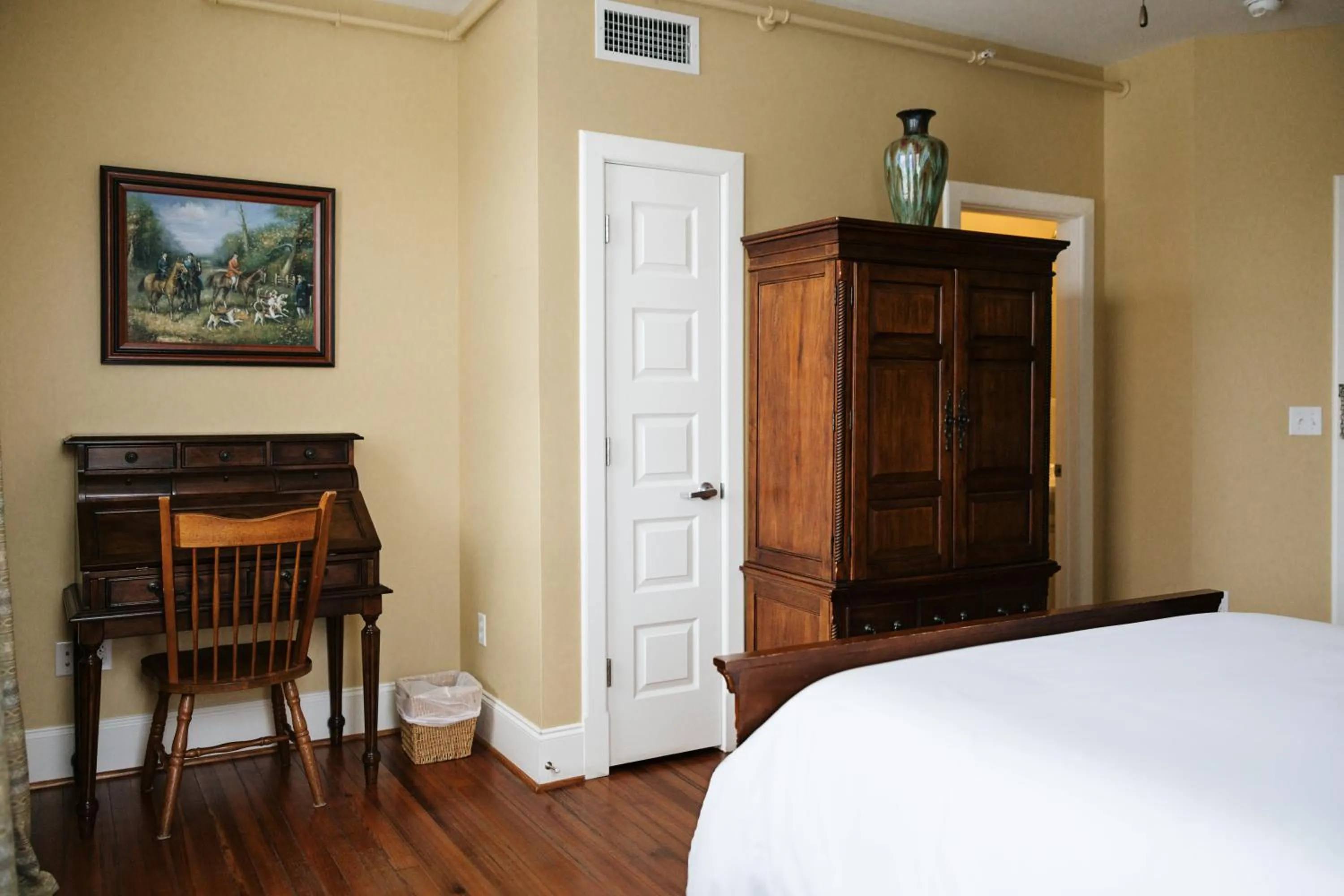 Bed in The Grand Lux Inn