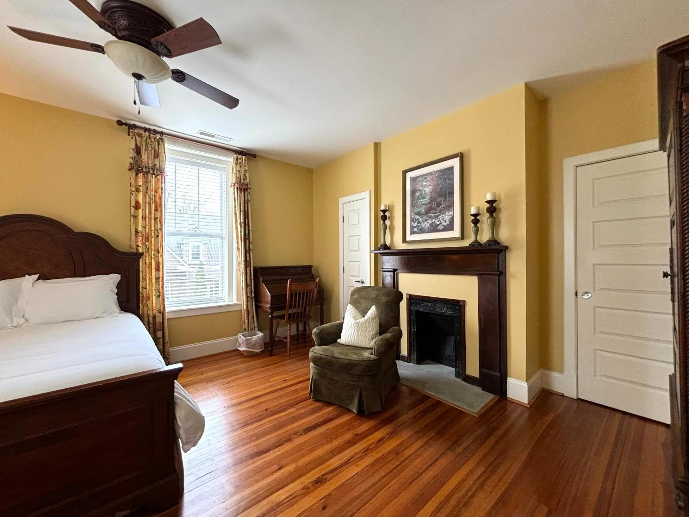 Bed in The Grand Lux Inn