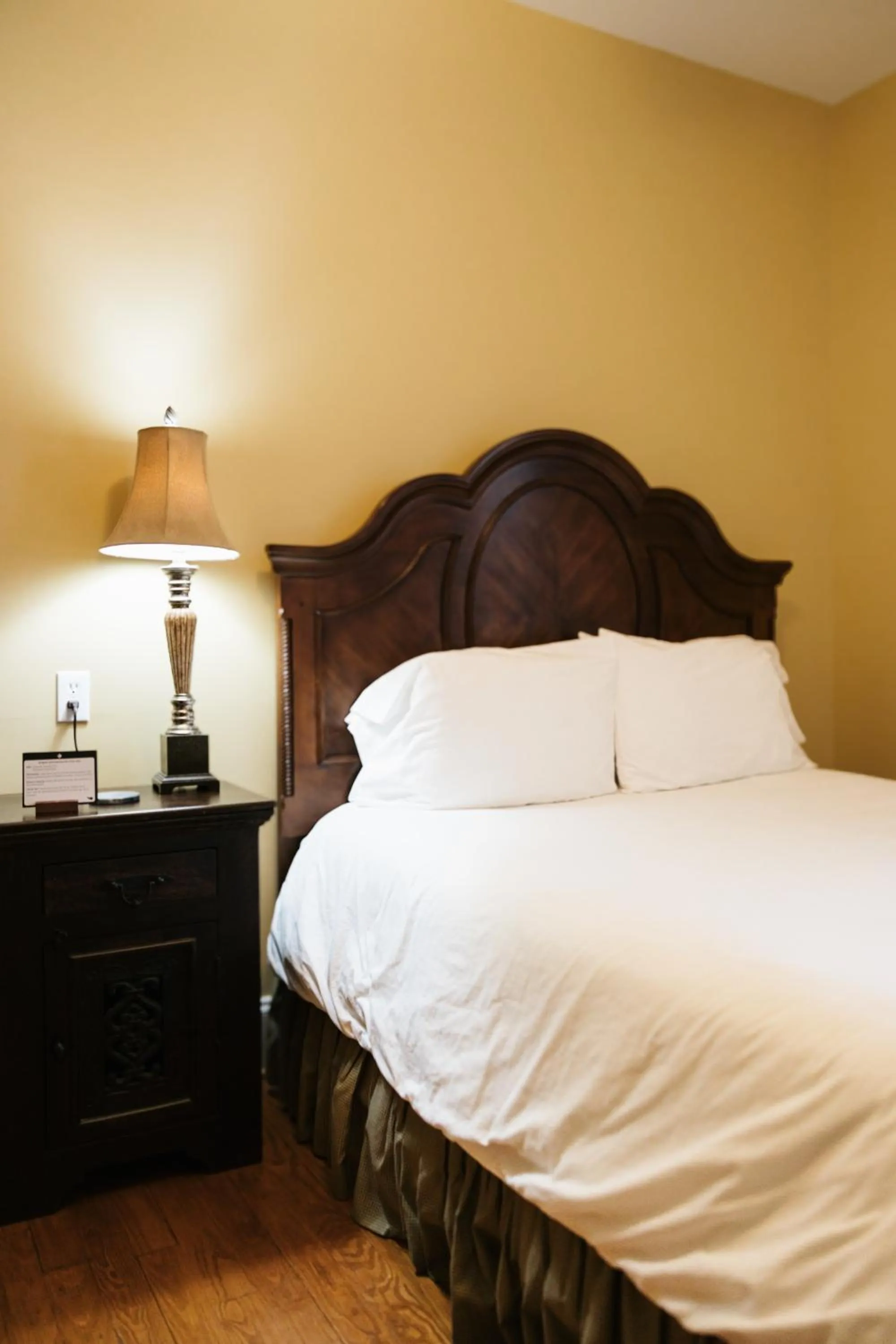Bed in The Grand Lux Inn