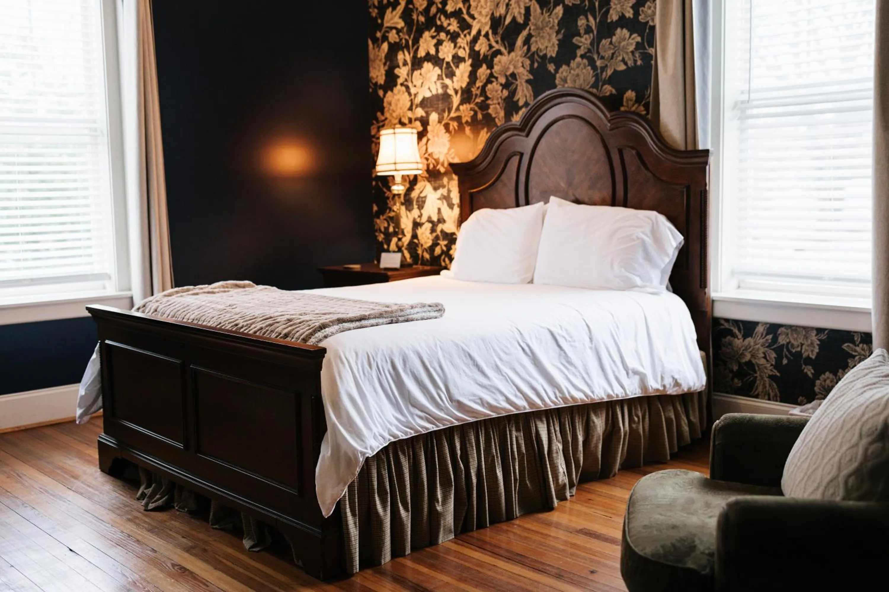 Bed in The Grand Lux Inn