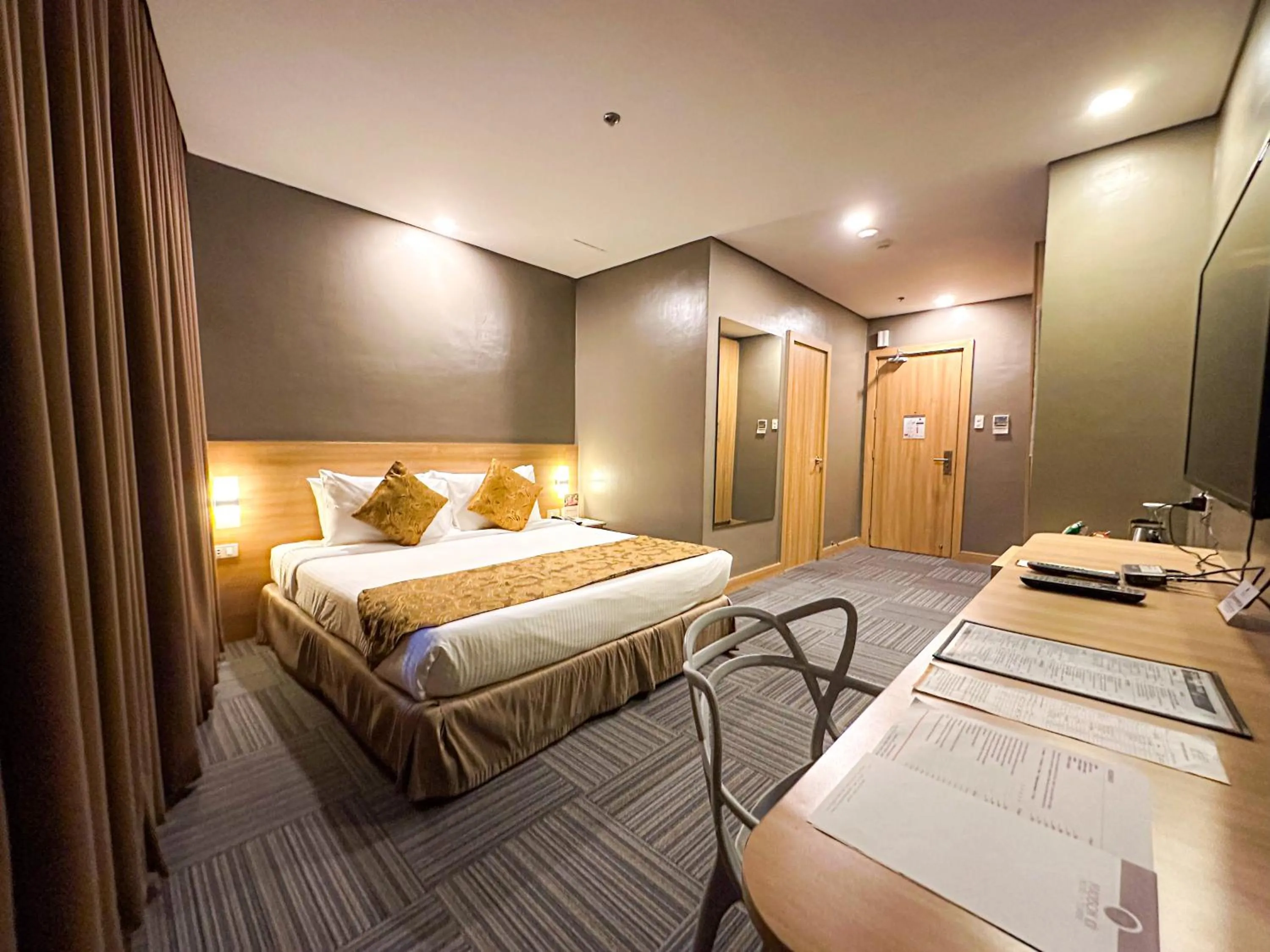 Bedroom, Bed in Madison 101 Hotel + Tower