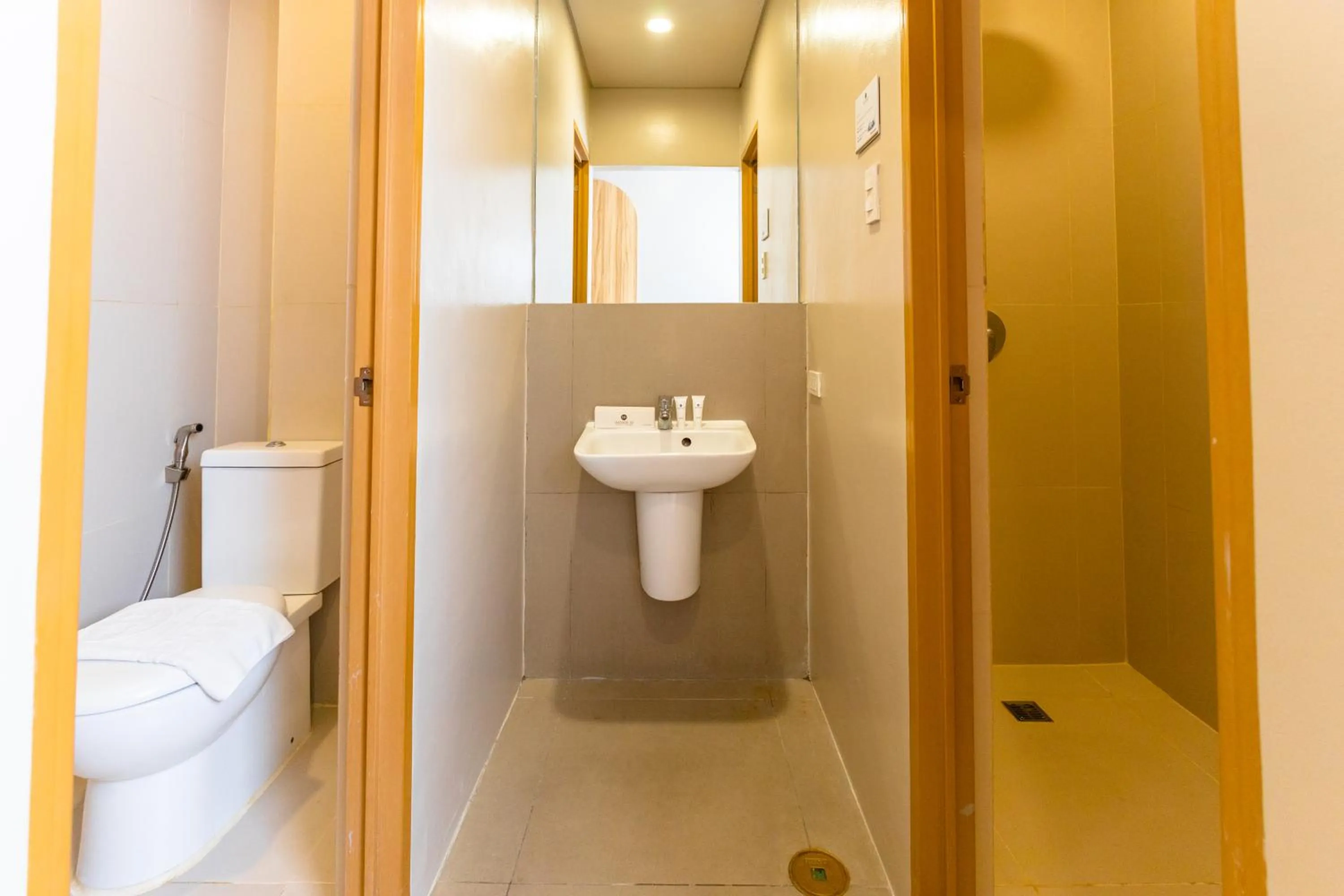 Toilet in Madison 101 Hotel + Tower