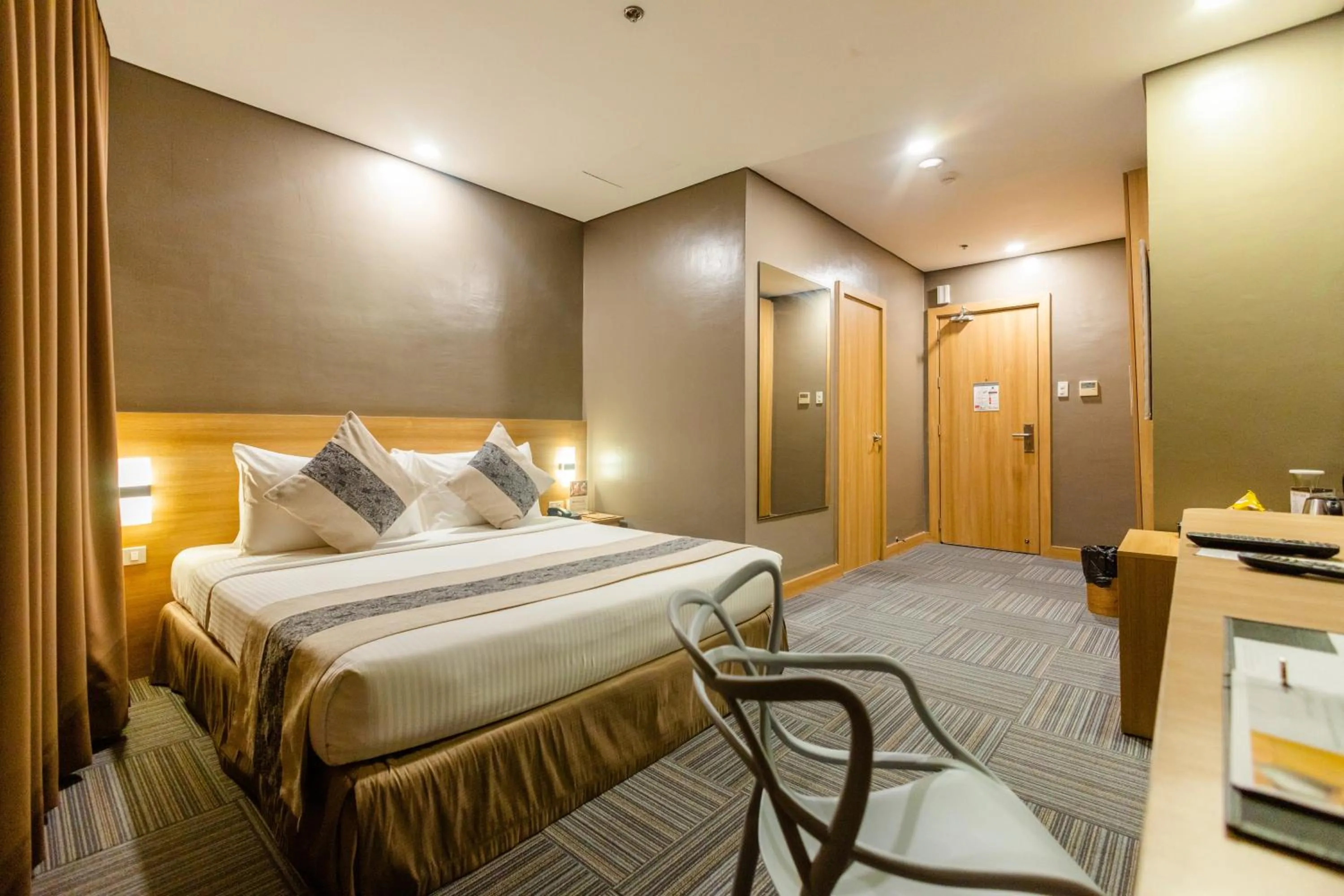 Bedroom, Bed in Madison 101 Hotel + Tower