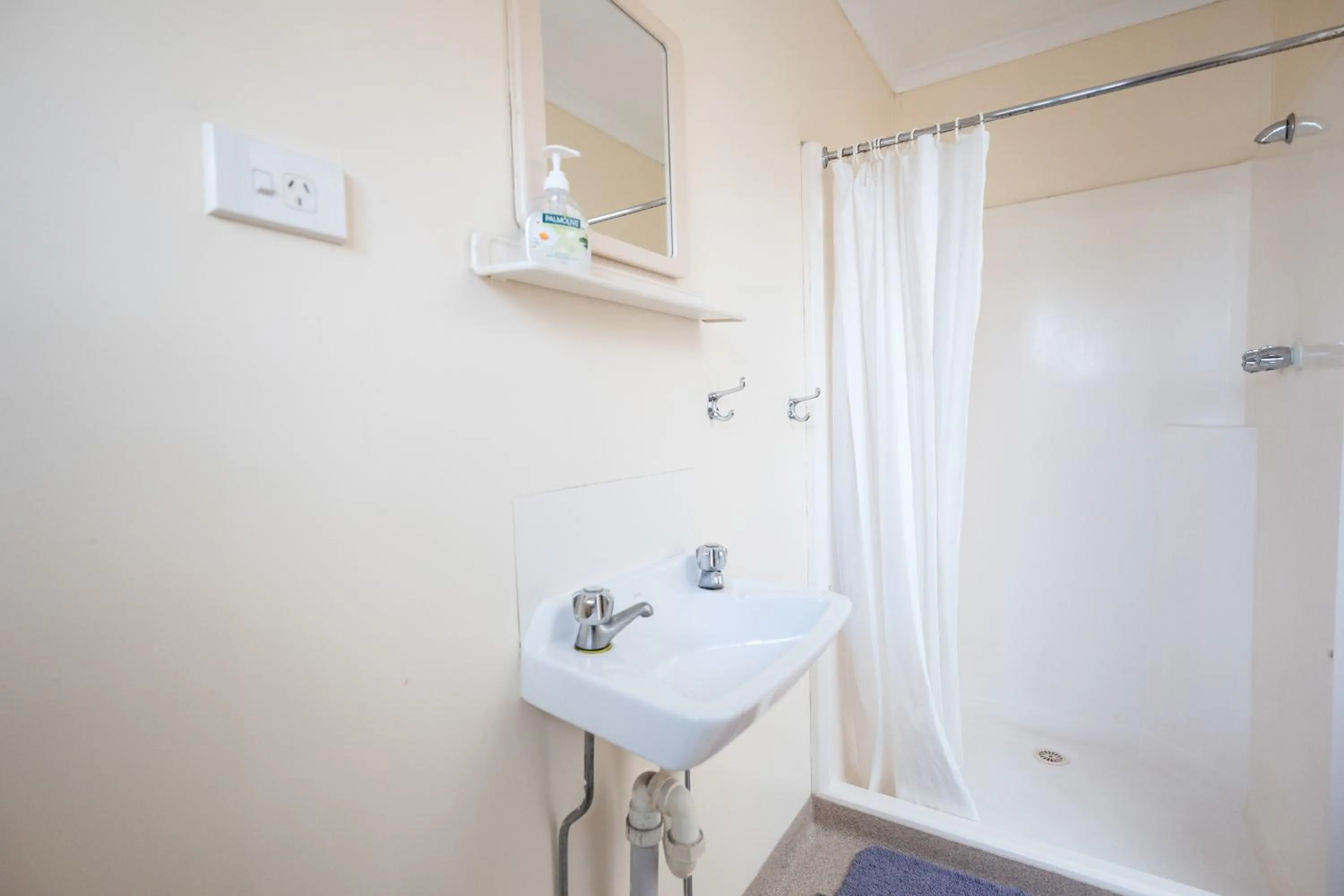 Bathroom in Rockhampton Backpackers