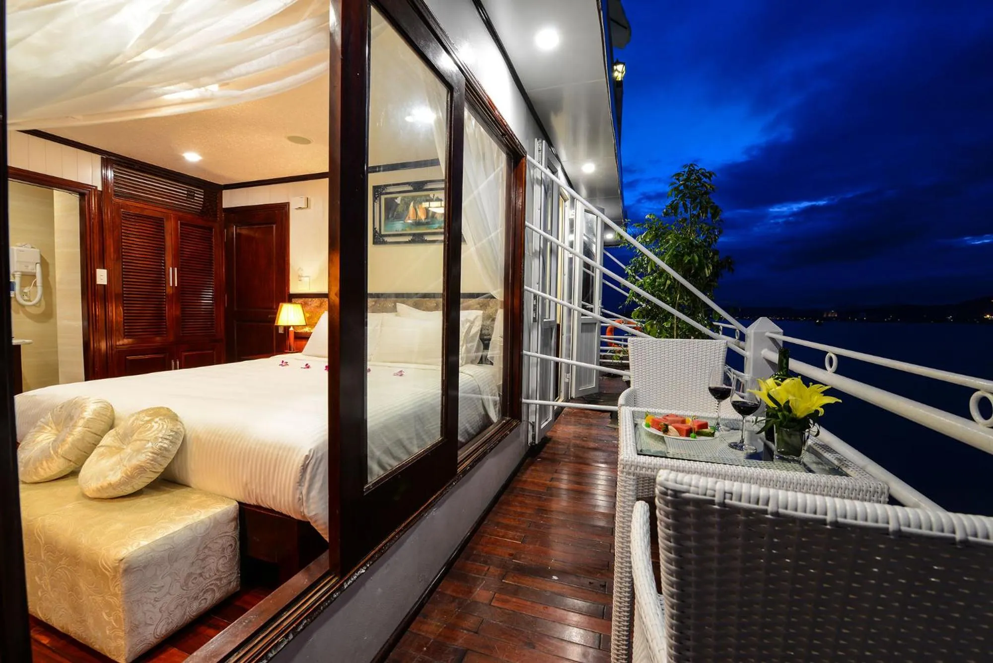 Balcony/Terrace, Bed in Swan Cruises Halong