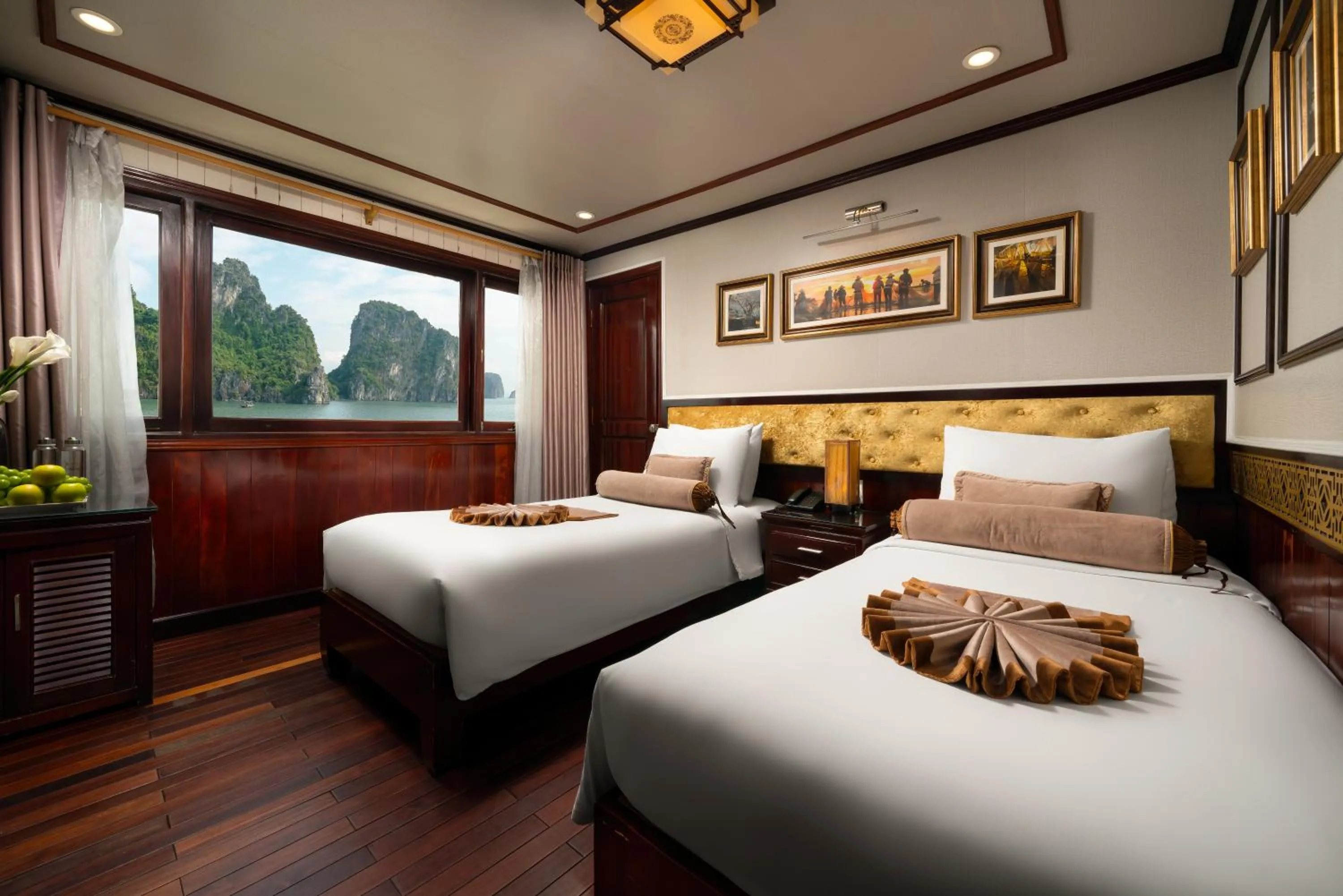 Bedroom, Bed in Swan Cruises Halong