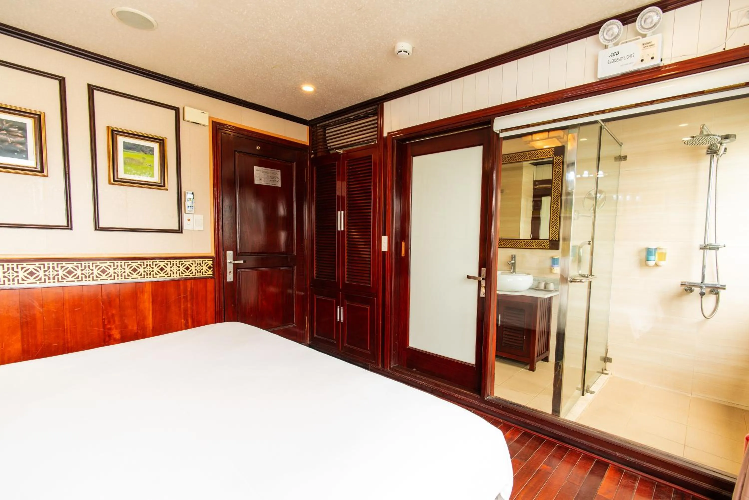 Bedroom, Bed in Swan Cruises Halong