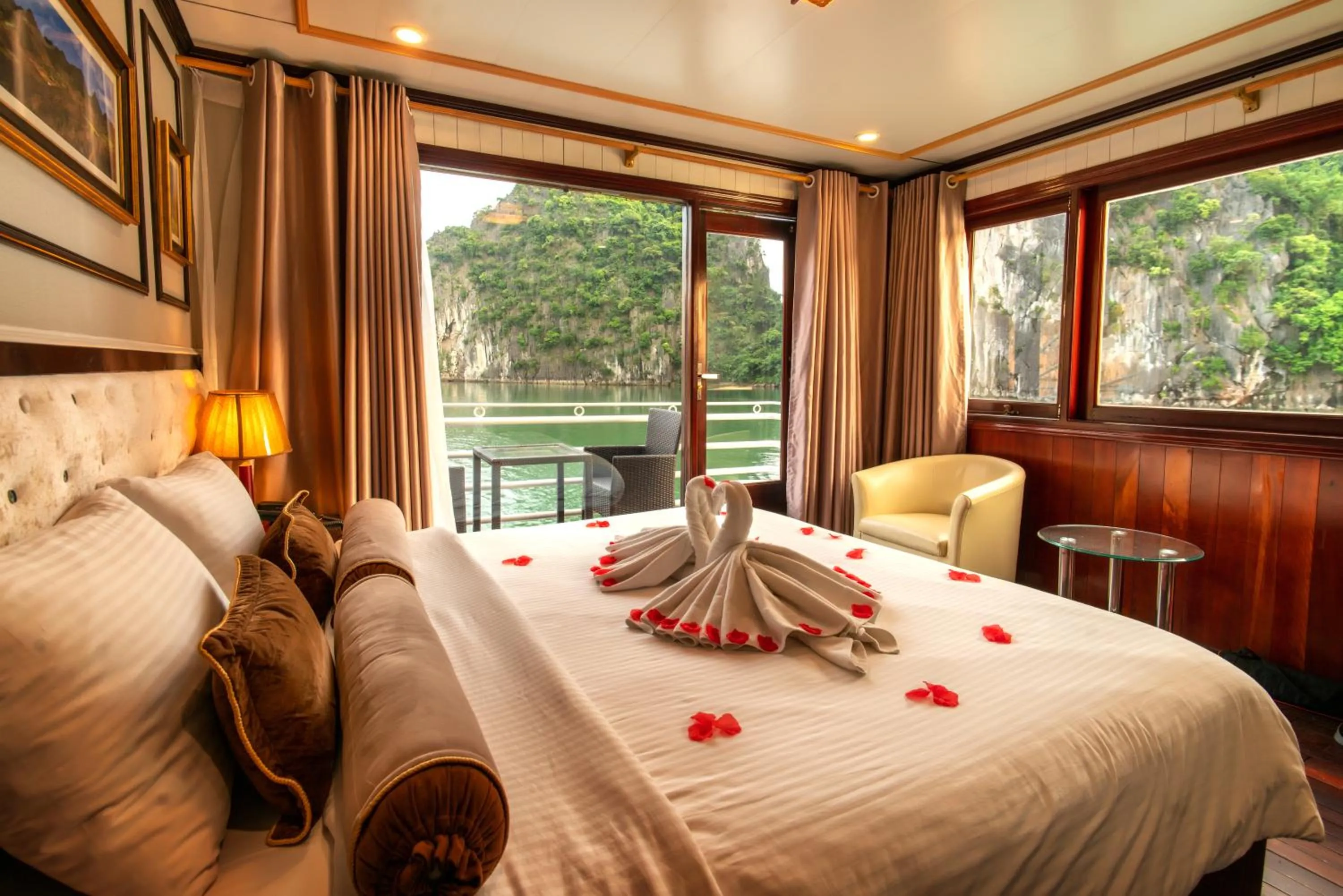 Bed in Swan Cruises Halong