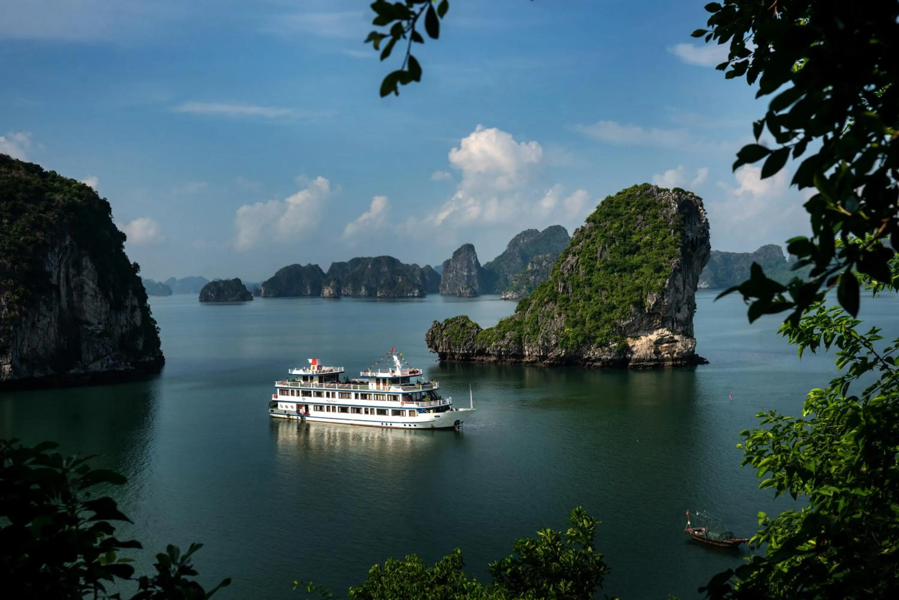 Mountain view in Swan Cruises Halong