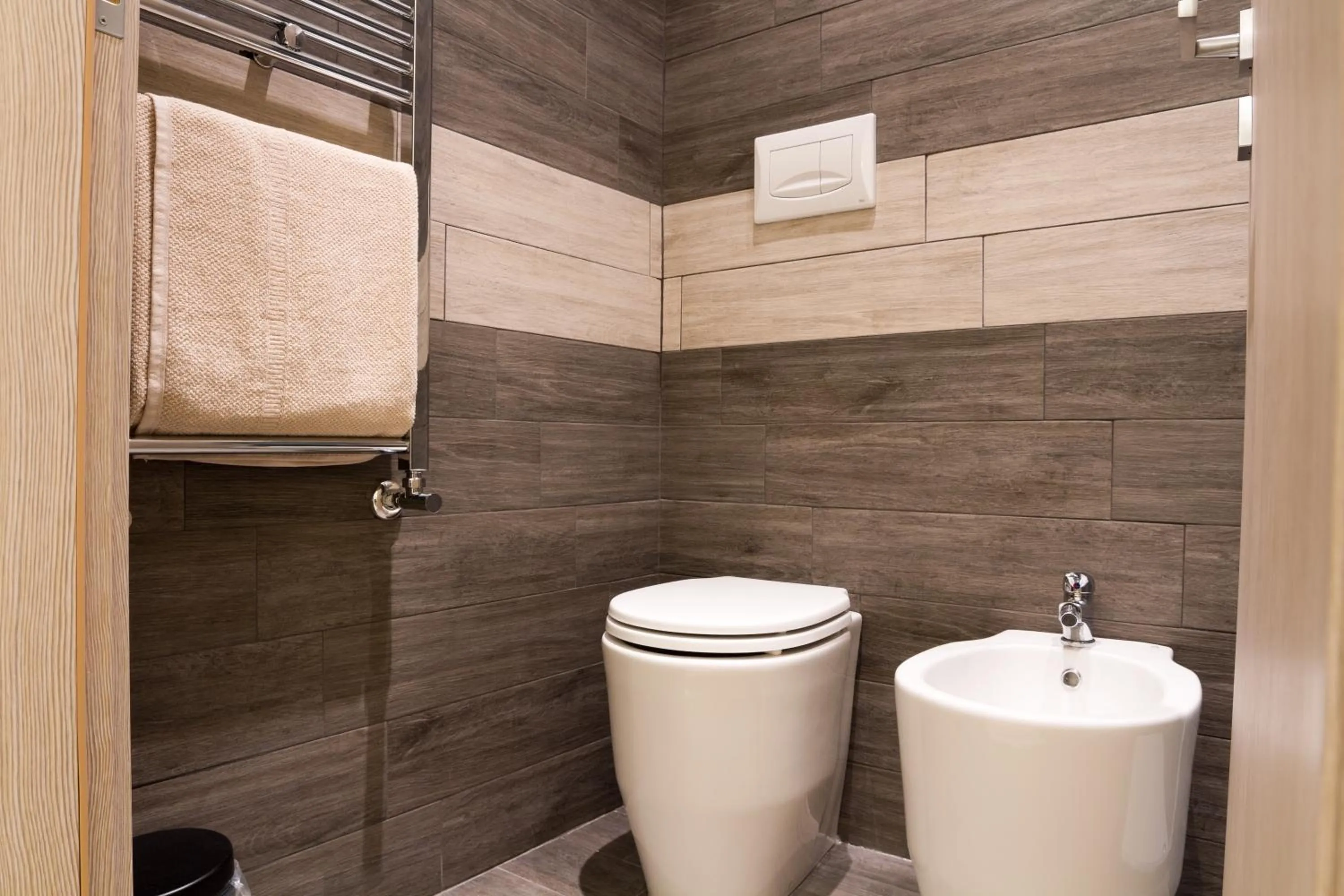 Toilet in Romano Rooms