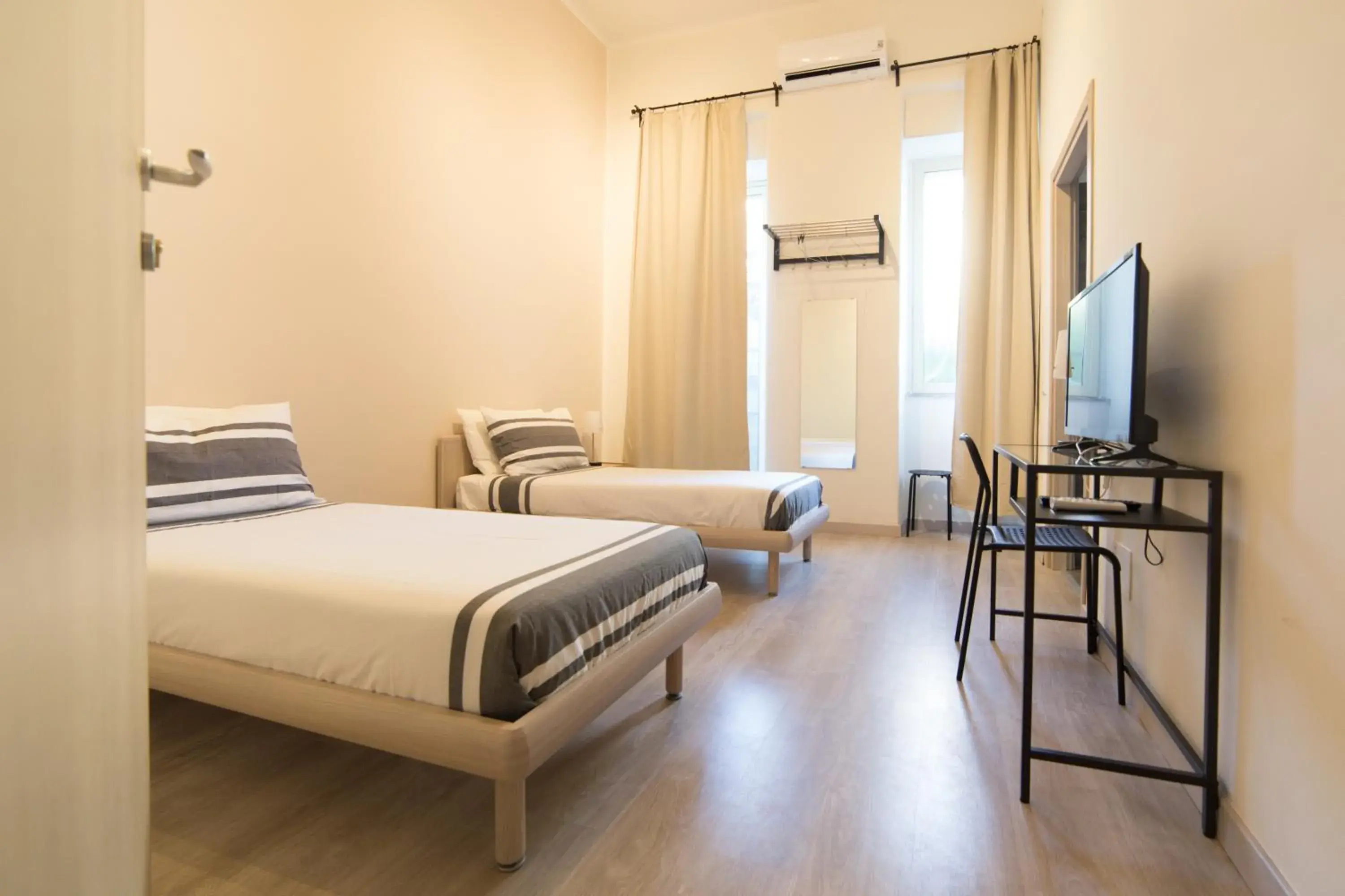 Double or Twin Room with Private Bathroom - single occupancy in Romano Rooms Double or Twin Room with Private Bathroom - single occupancy in Romano Rooms