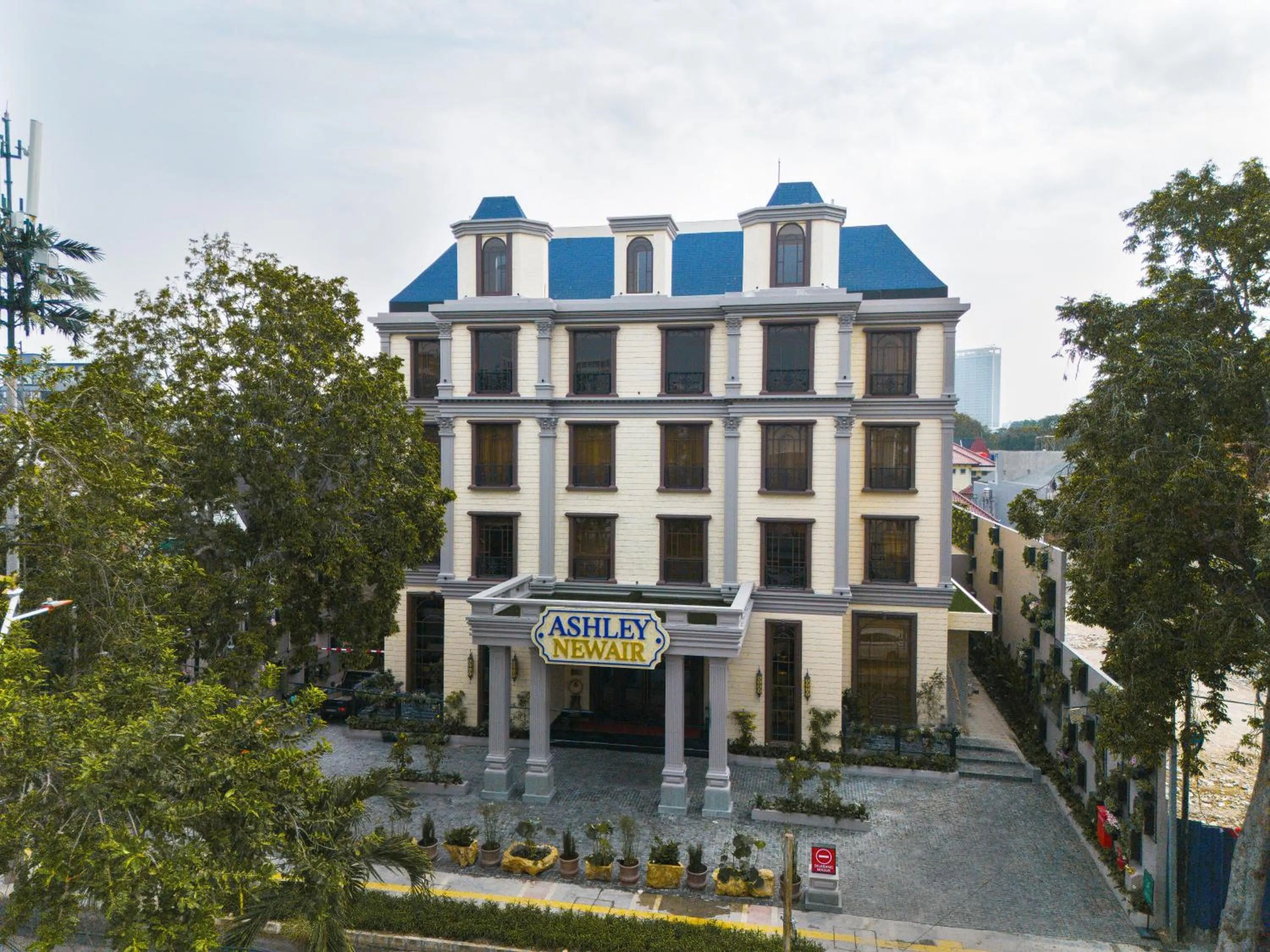 Facade/entrance in ASHLEY NEWAIR Menteng with Air Purifier